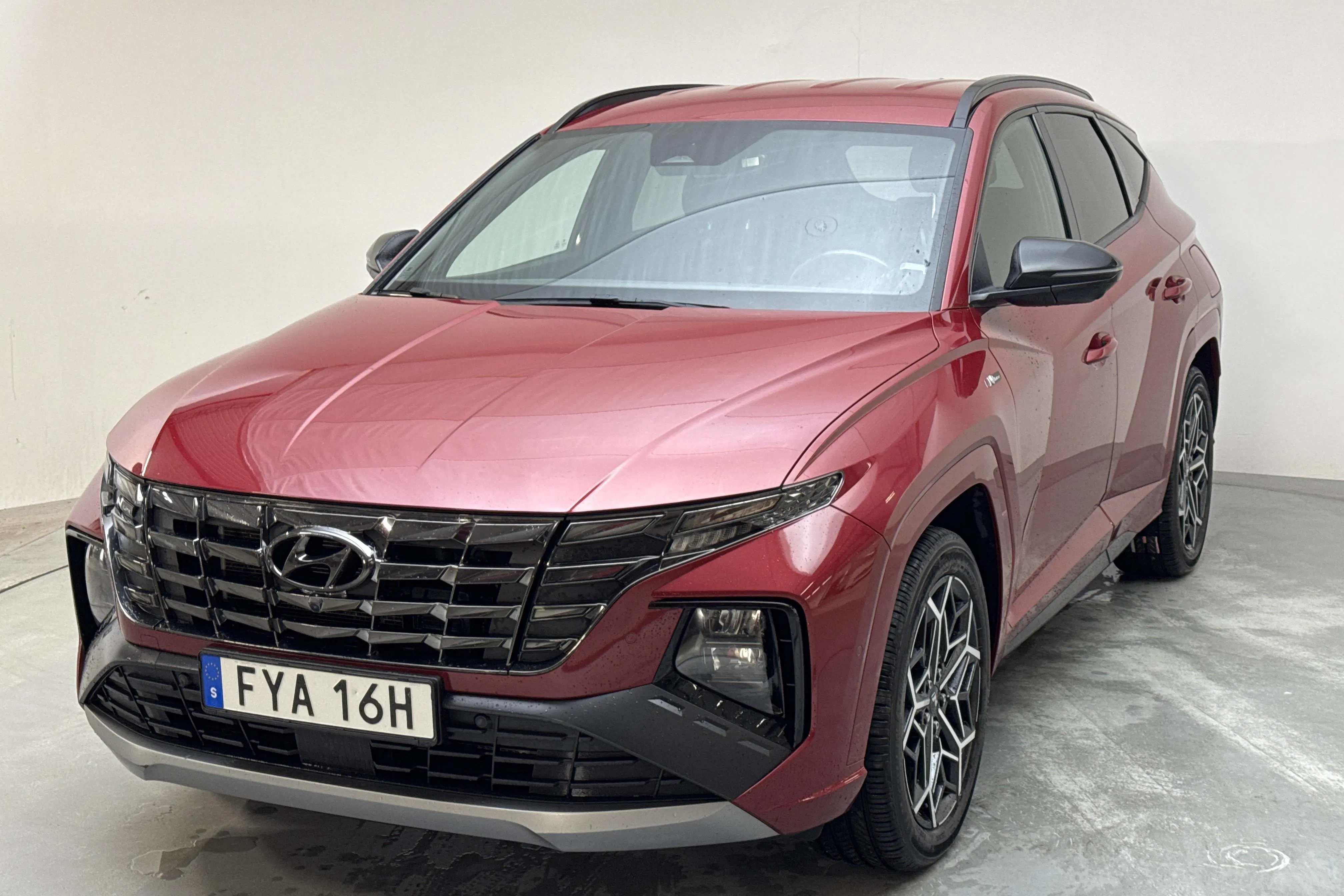 Presentationsfoto 1 av 16: Hyundai Tucson 1.6 GDI plug-in hybrid 4WD (265hk) - 15 545 mil - Automat - röd - 2022
