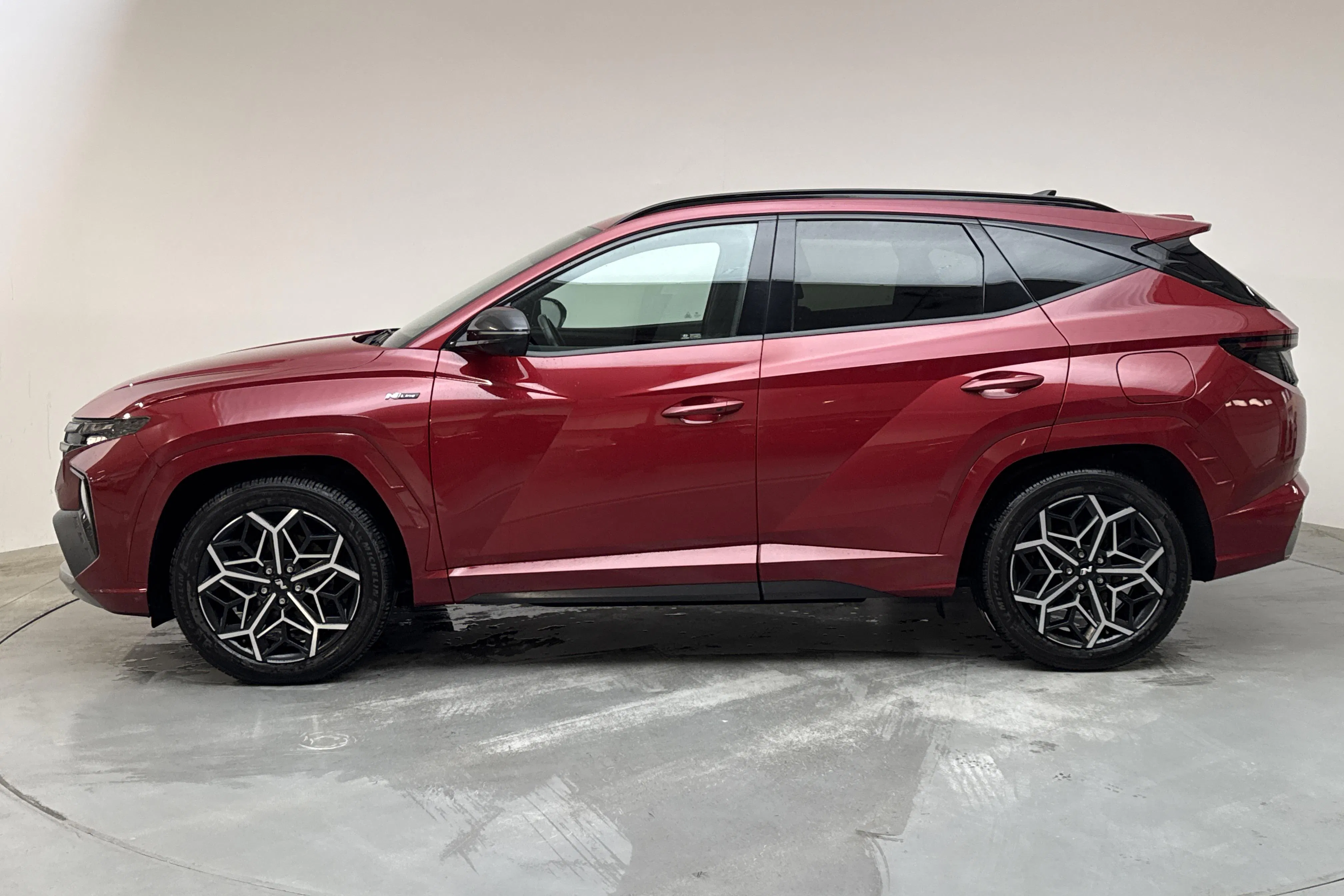 Presentationsfoto 2 av 16: Hyundai Tucson 1.6 GDI plug-in hybrid 4WD (265hk) - 15 545 mil - Automat - röd - 2022