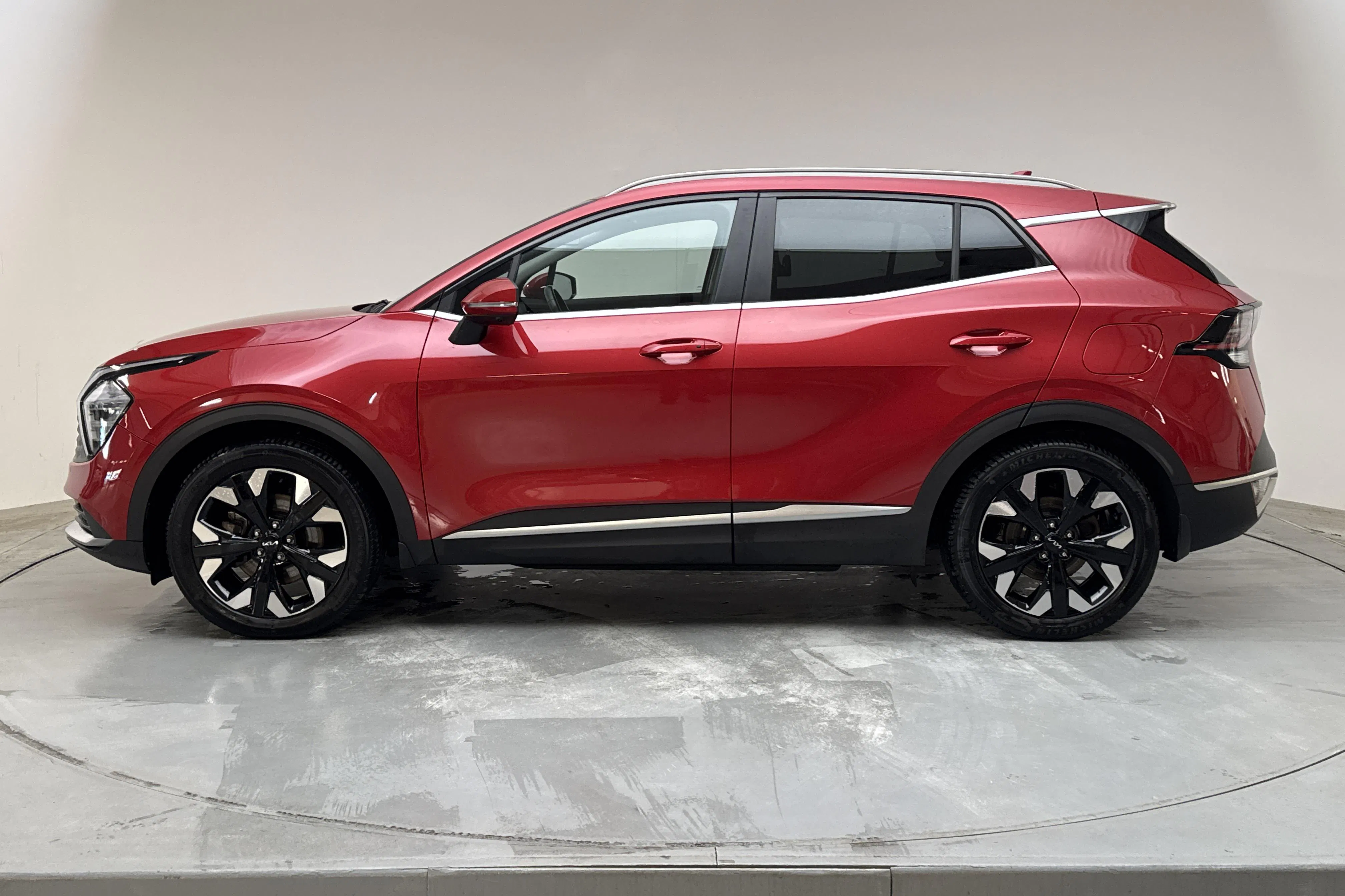 Presentationsfoto 2 av 19: KIA Sportage PHEV AWD (265hk) - 6 300 mil - Automat - röd - 2022