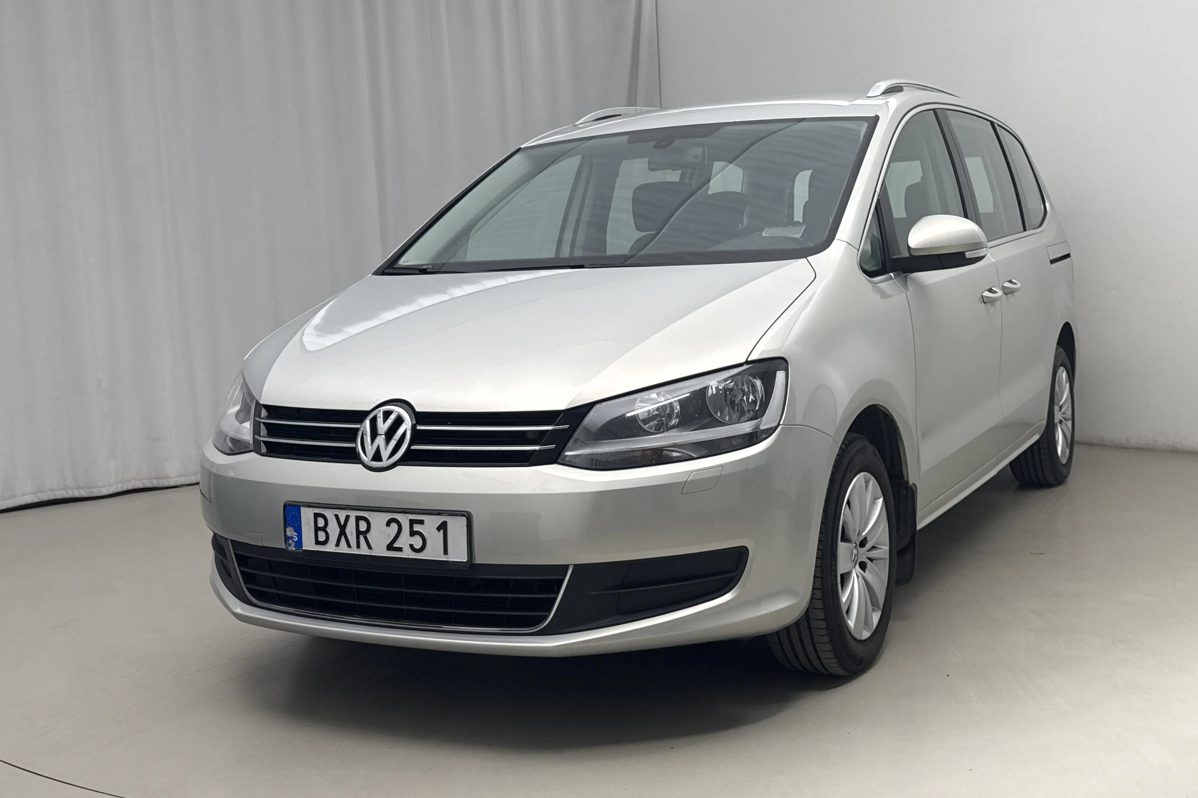 Presentationsfoto 1 av 18: VW Sharan 2.0 TDI BlueMotion Technology 4motion (140hk) - 19 279 mil - Manuell - silver - 2014