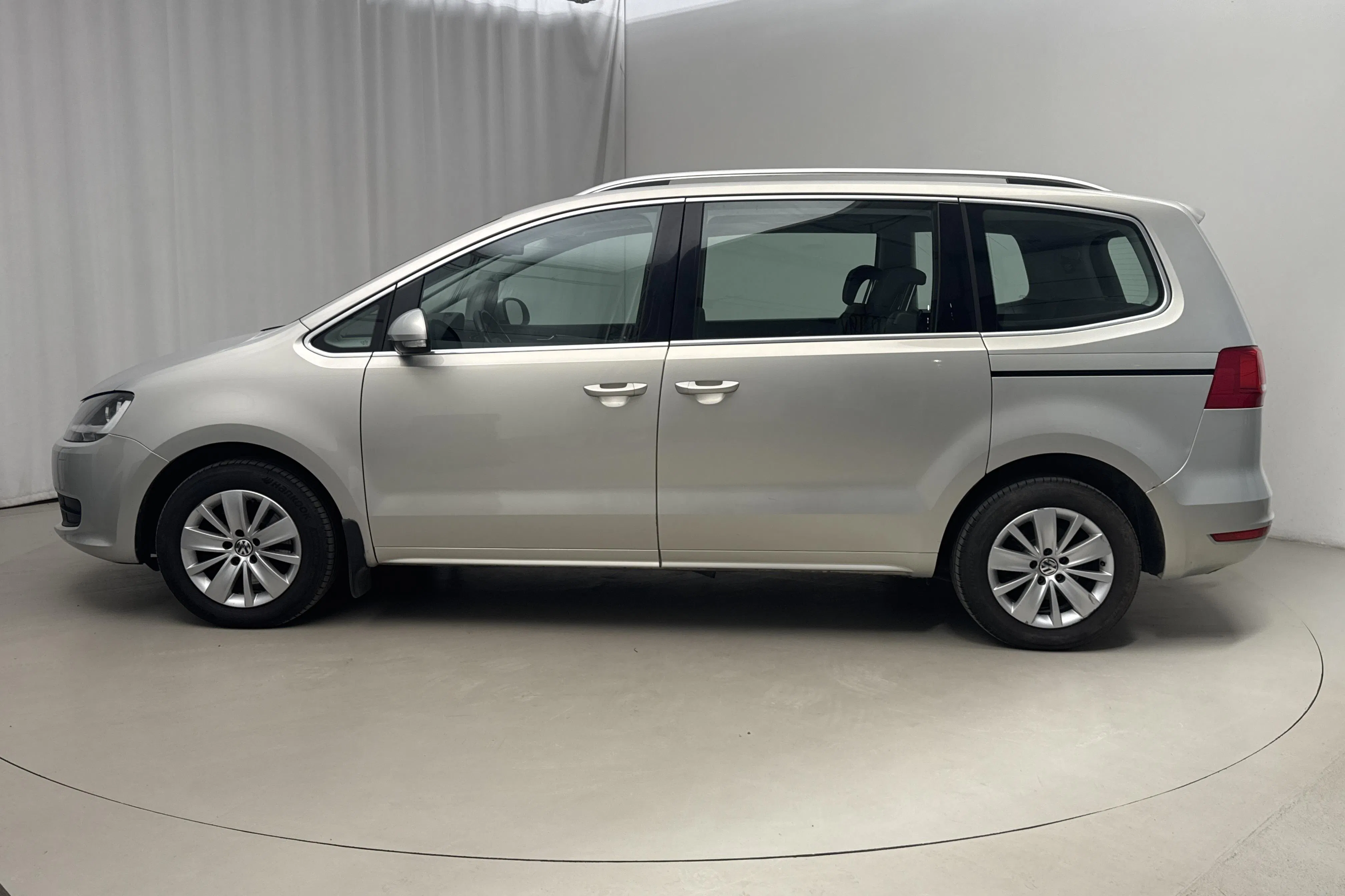 Presentationsfoto 2 av 18: VW Sharan 2.0 TDI BlueMotion Technology 4motion (140hk) - 19 279 mil - Manuell - silver - 2014