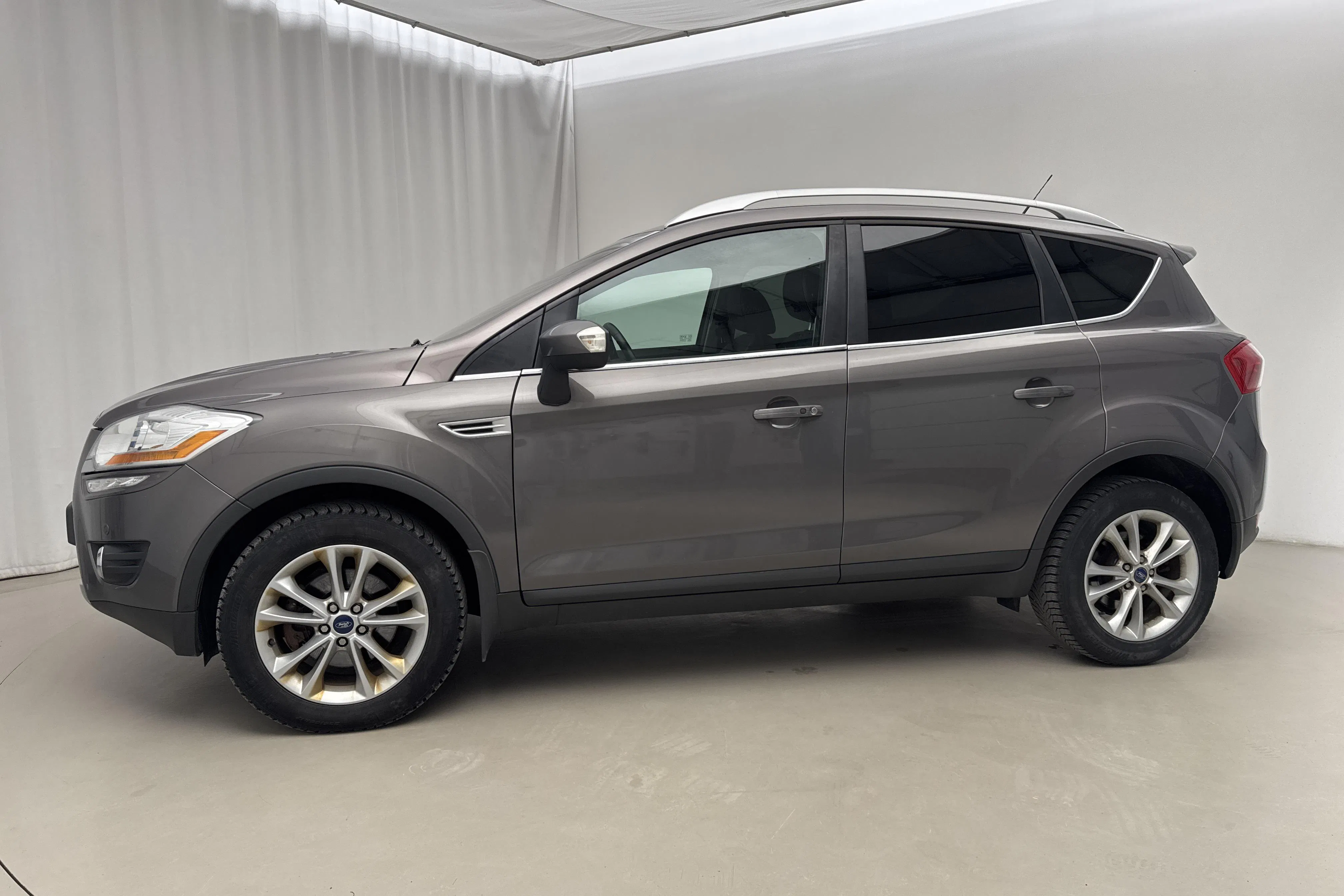 Presentationsfoto 2 av 18: Ford Kuga 2.0 TDCi AWD (140hk) - 15 620 mil - Automat - brun - 2012