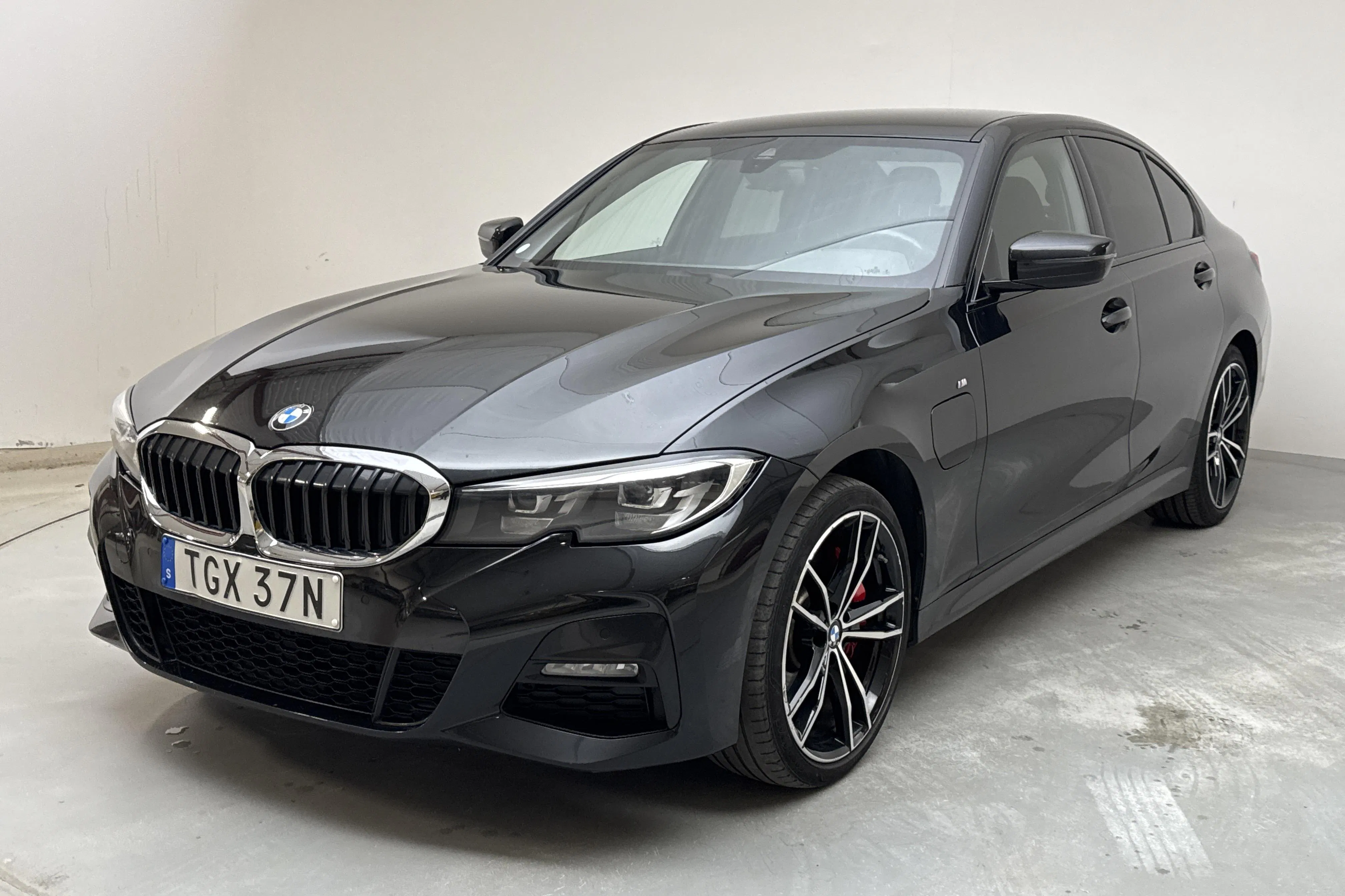 Presentationsfoto 1 av 19: BMW 330e xDrive Sedan, G20 (292hk) - 12 494 mil - Automat - svart - 2021