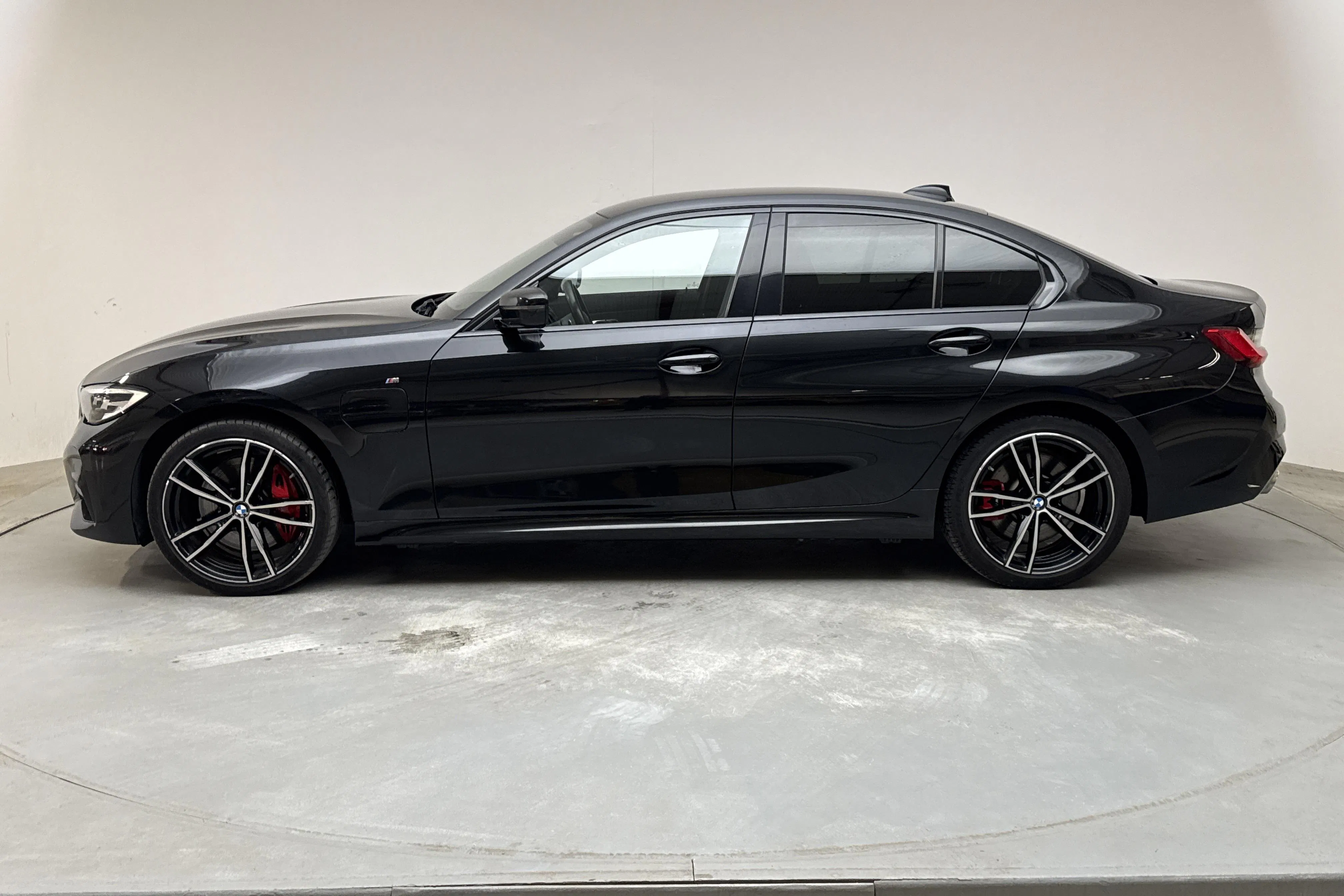 Presentationsfoto 2 av 19: BMW 330e xDrive Sedan, G20 (292hk) - 12 494 mil - Automat - svart - 2021