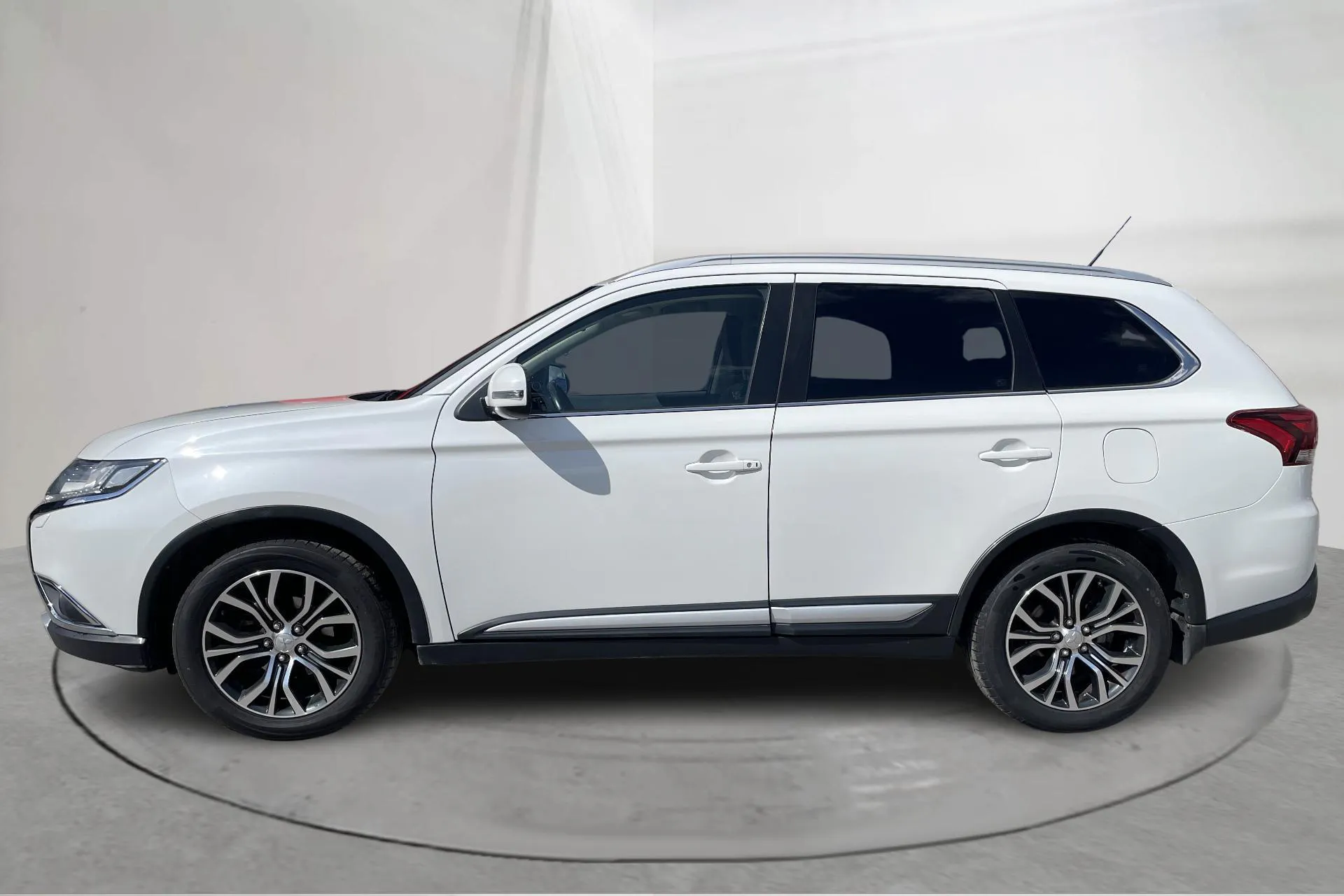 Presentation photo 2 of 17: Mitsubishi Outlander 2.2 Di-D 4WD (150hk) - 284 410 km - Automatic - white - 2016