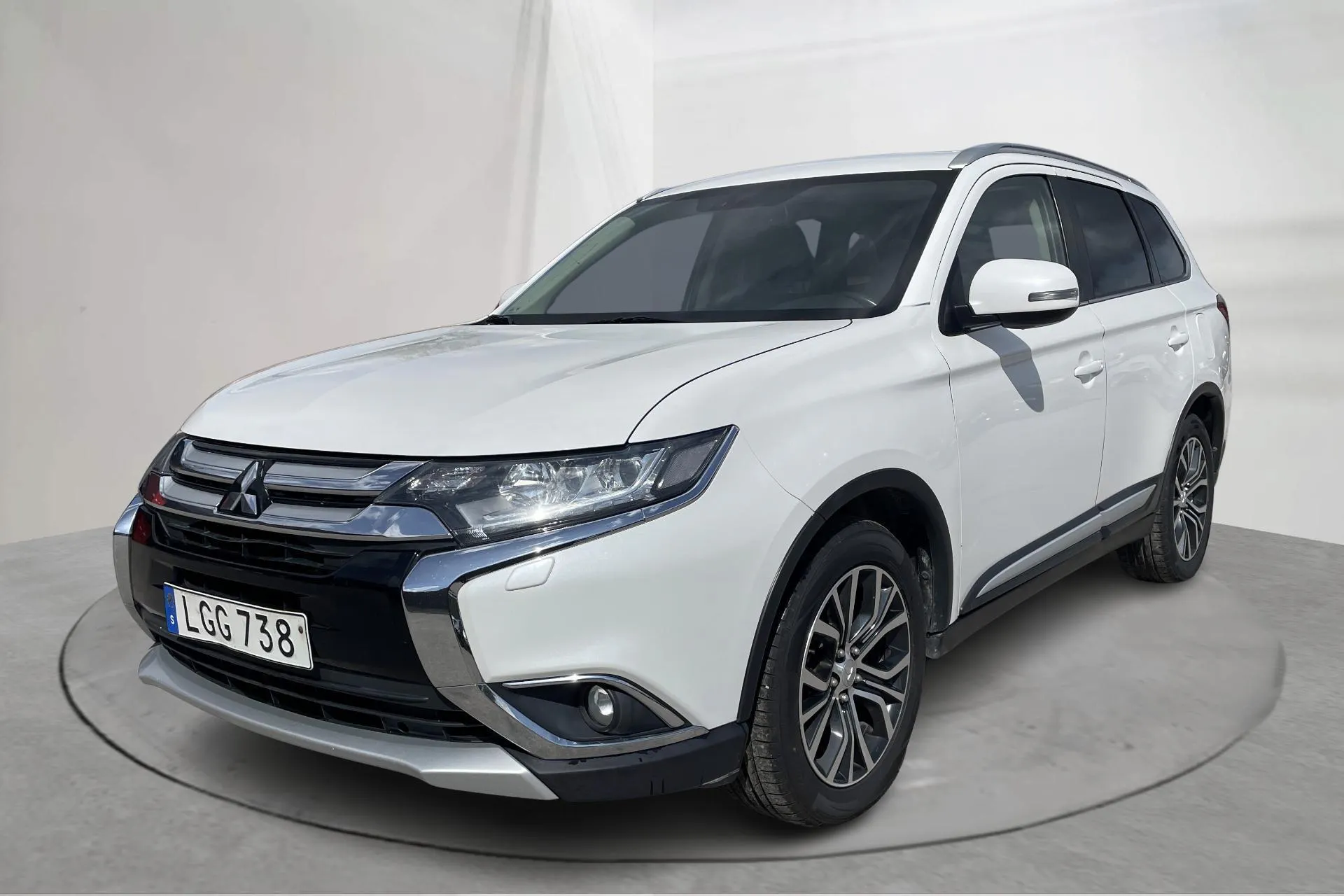 Presentation photo 1 of 17: Mitsubishi Outlander 2.2 Di-D 4WD (150hk) - 284 410 km - Automatic - white - 2016