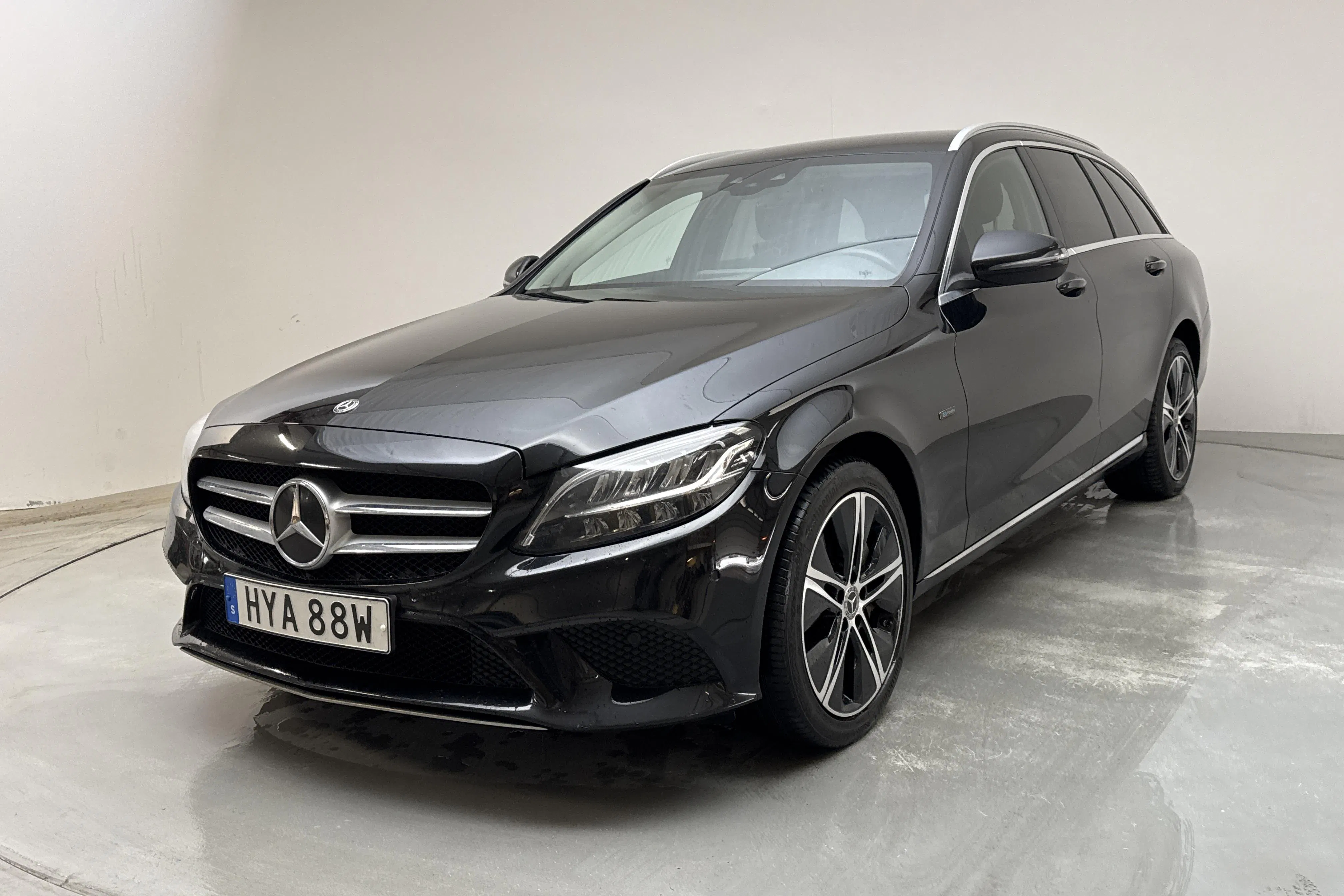 Presentationsfoto 1 av 16: Mercedes C 300 de Kombi S205 (306hk) - 13 281 mil - Automat - svart - 2021