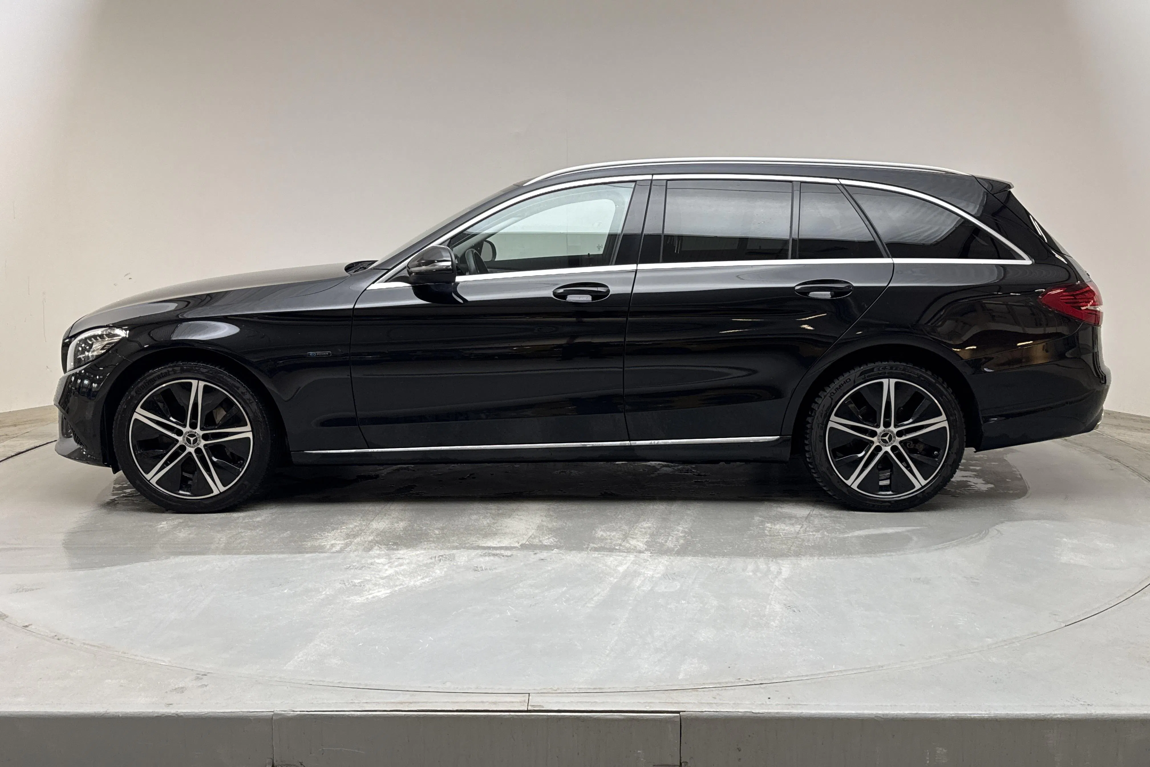 Presentationsfoto 2 av 16: Mercedes C 300 de Kombi S205 (306hk) - 13 281 mil - Automat - svart - 2021