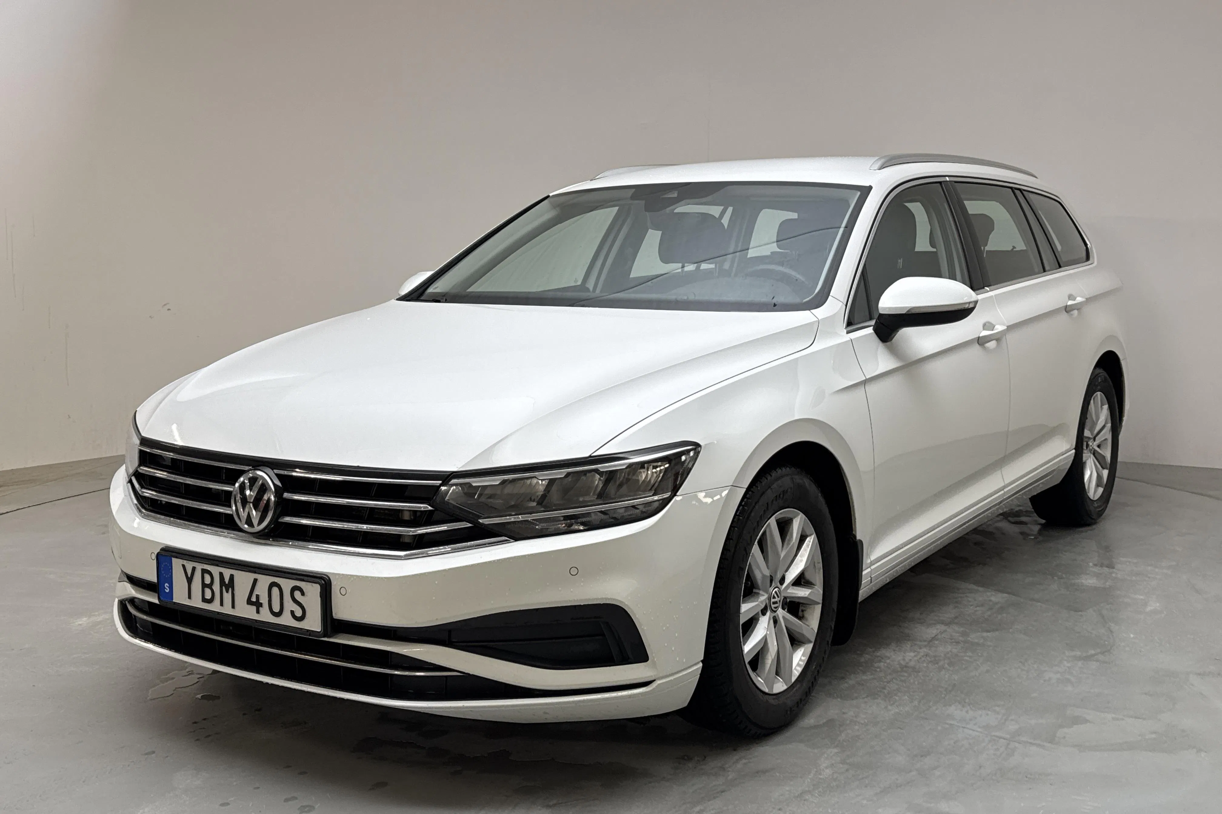 Presentationsfoto 1 av 15: VW Passat 1.5 TSI Sportscombi (150hk) - 18 221 mil - Automat - vit - 2020