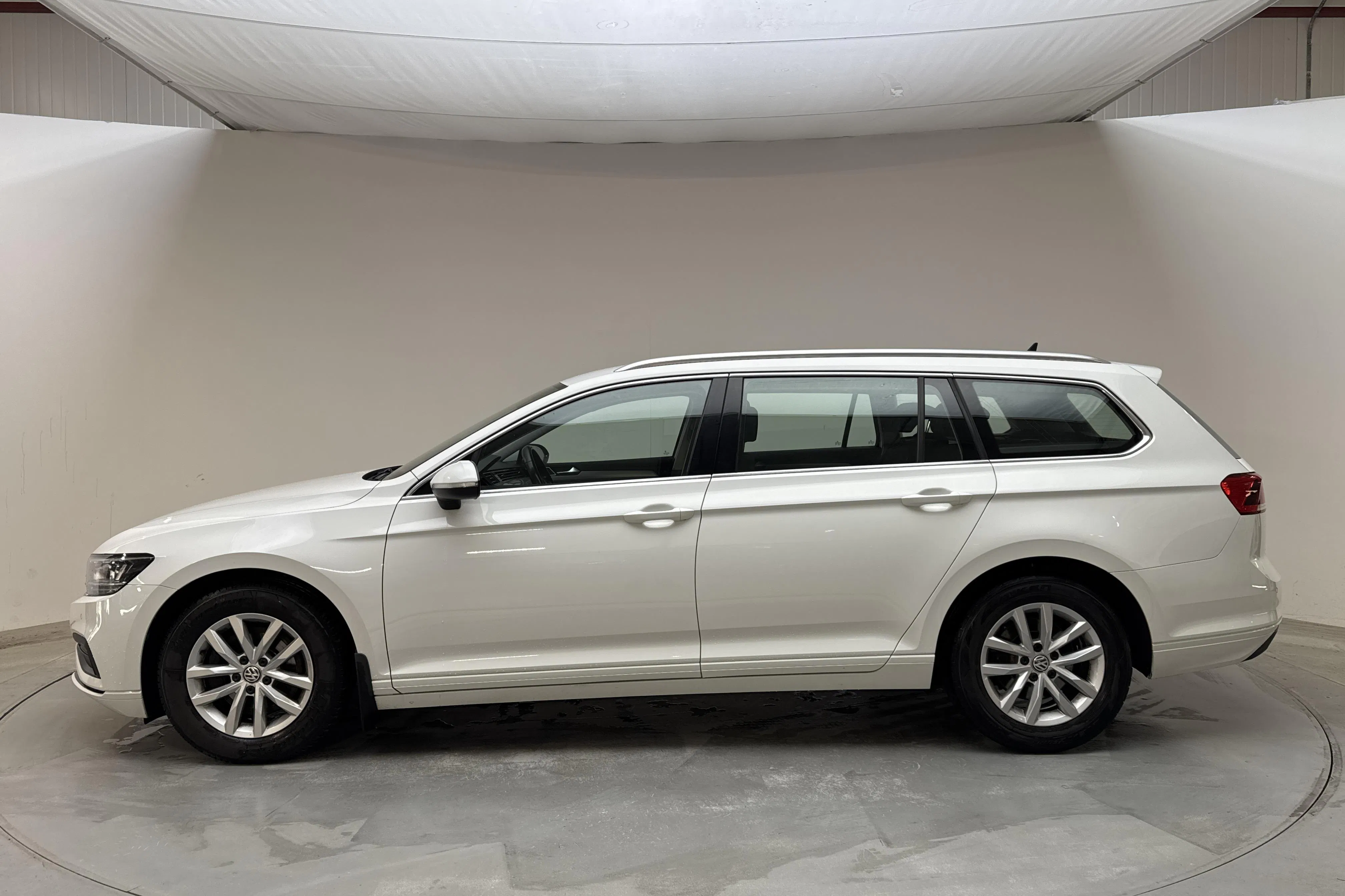 Presentationsfoto 2 av 15: VW Passat 1.5 TSI Sportscombi (150hk) - 18 221 mil - Automat - vit - 2020