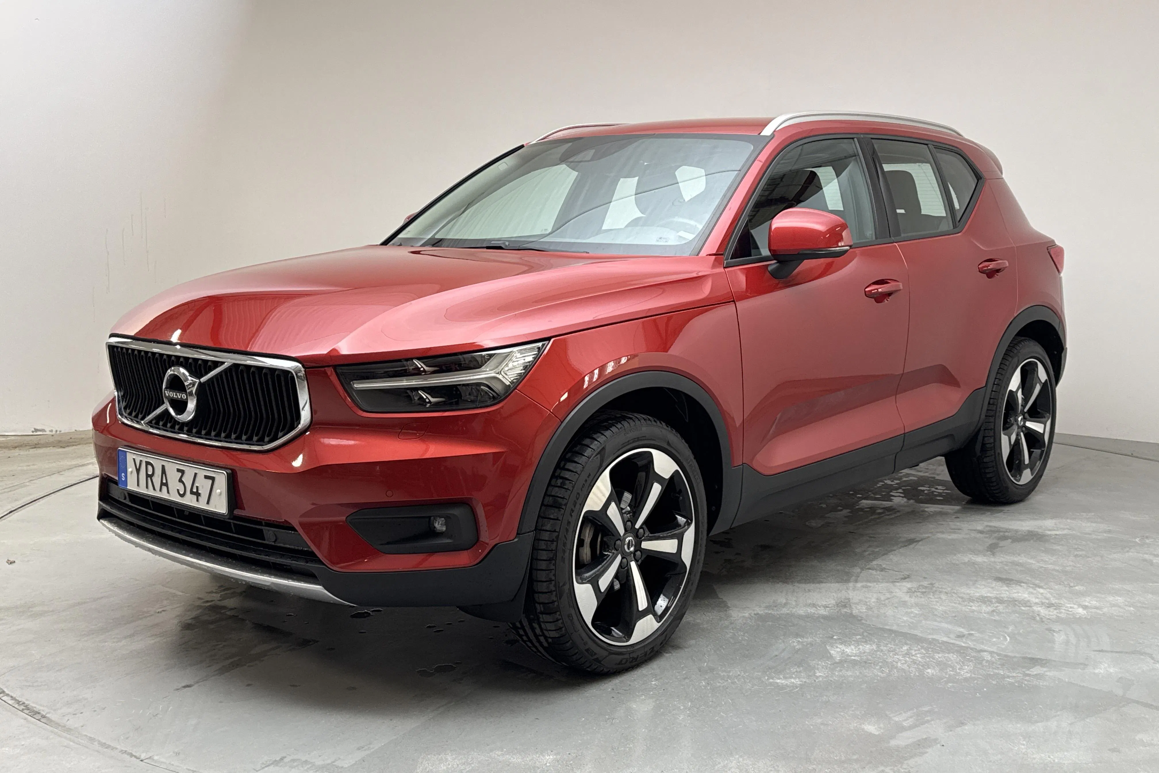 Presentationsfoto 1 av 16: Volvo XC40 T3 2WD (156hk) - 8 540 mil - Manuell - röd - 2019