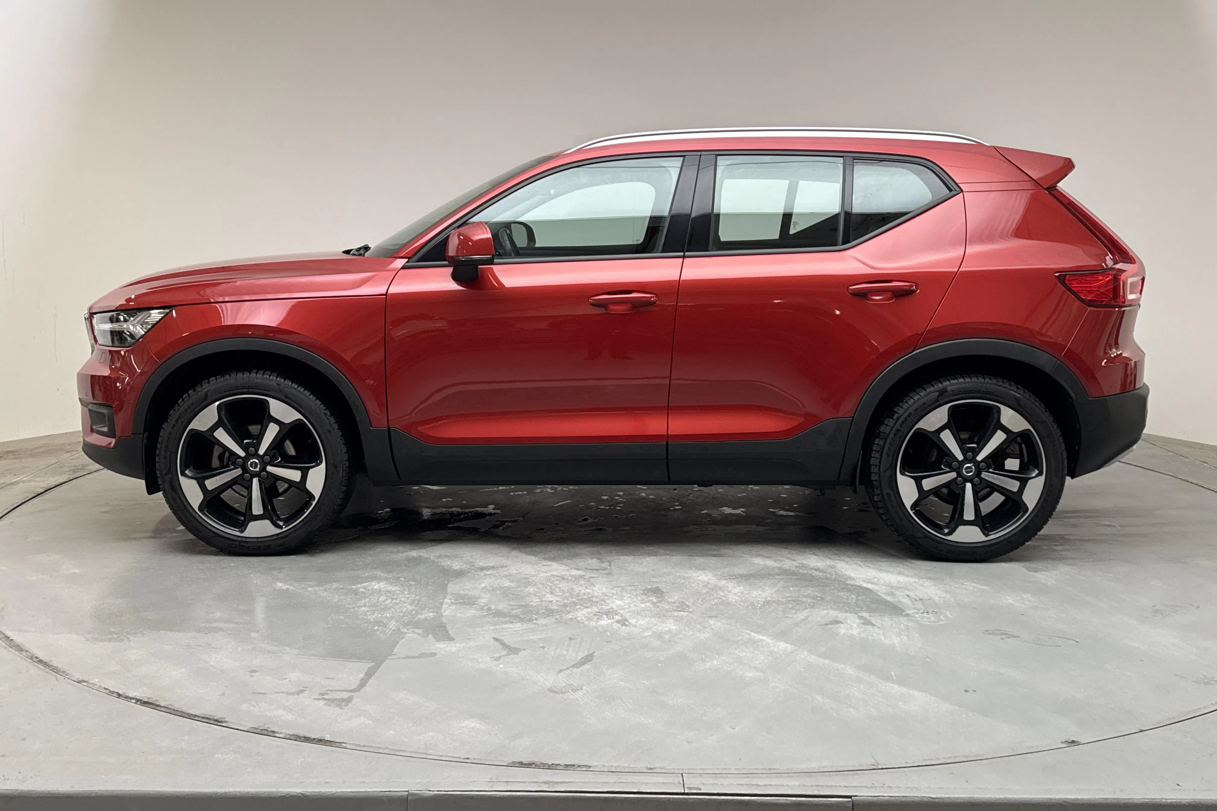 Presentationsfoto 2 av 16: Volvo XC40 T3 2WD (156hk) - 8 540 mil - Manuell - röd - 2019