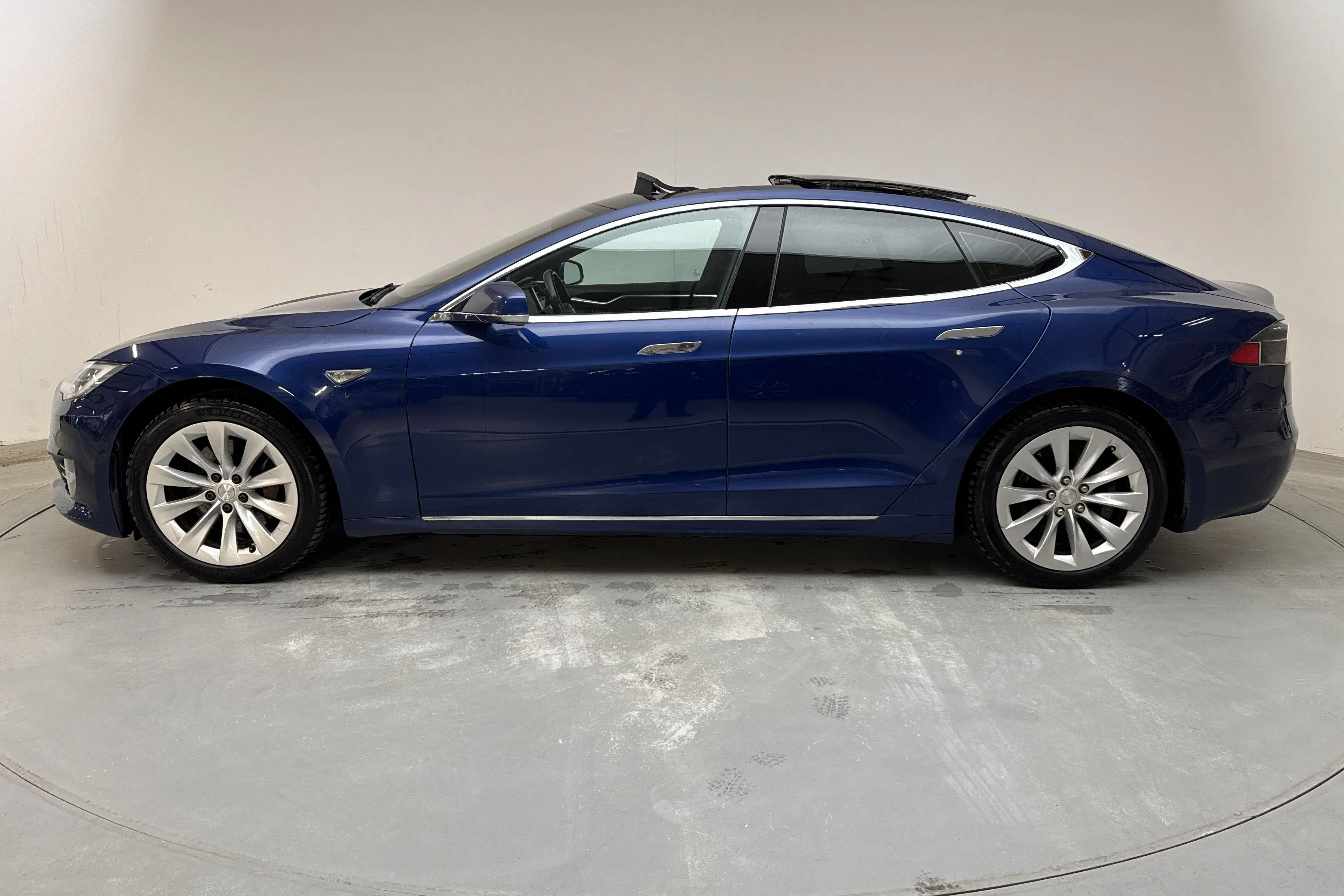 Presentationsfoto 2 av 20: Tesla Model S 75 - 23 515 mil - Automat - blå - 2016
