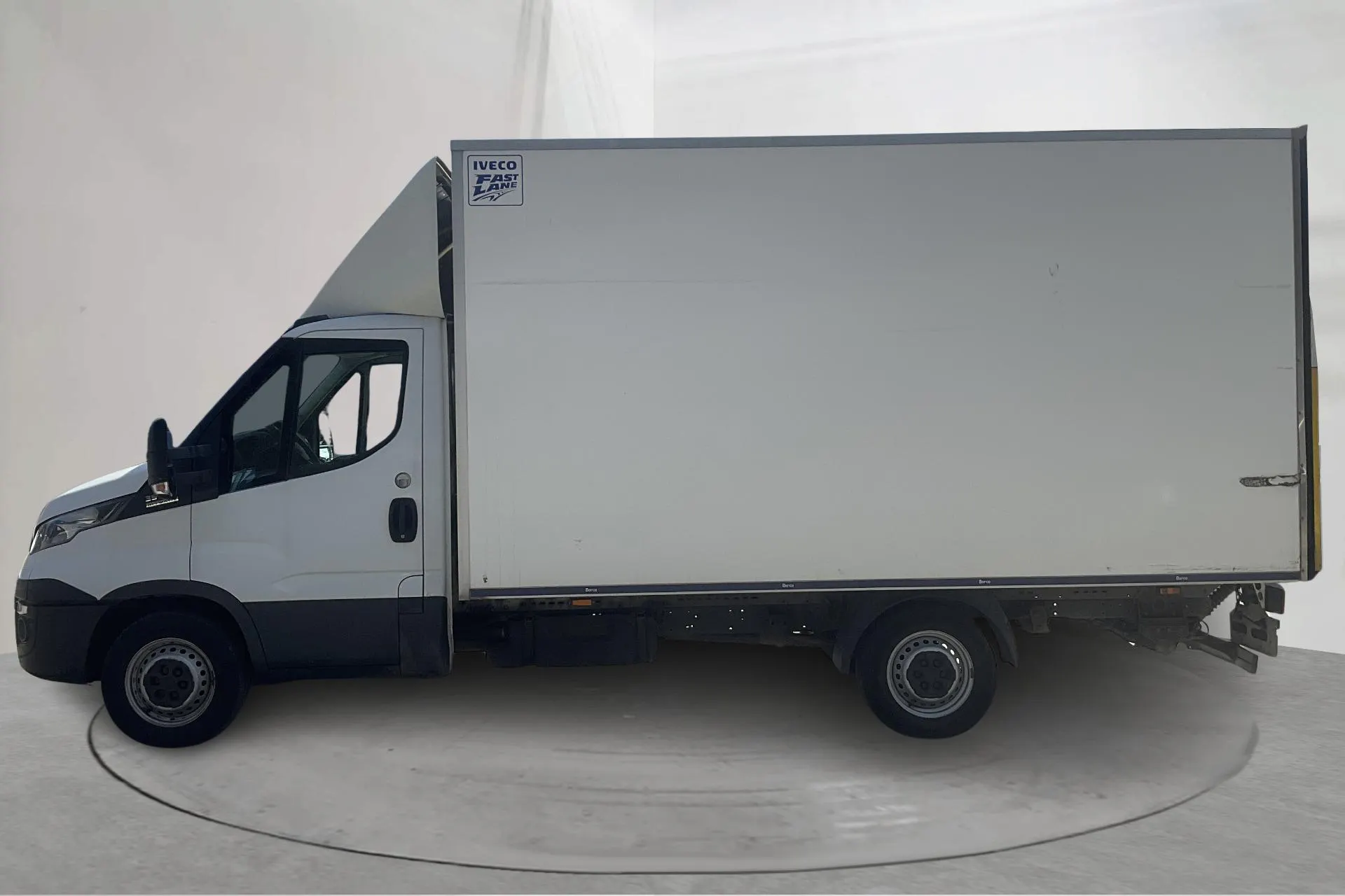 Presentationsfoto 2 av 12: Iveco Daily 35 2.3 Volymskåp (156hk) - 8 154 mil - Automat - vit - 2018