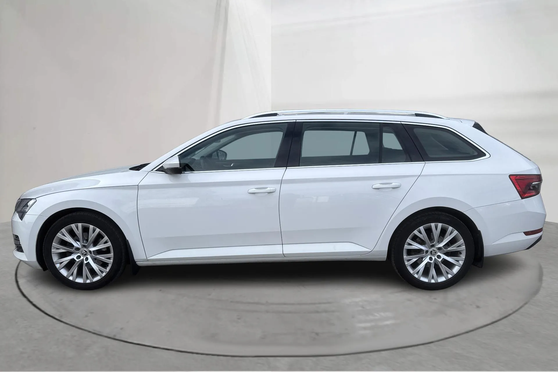 Presentationsfoto 2 av 18: Skoda Superb 2.0 TDI Kombi (150hk) - 16 453 mil - Automat - vit - 2021