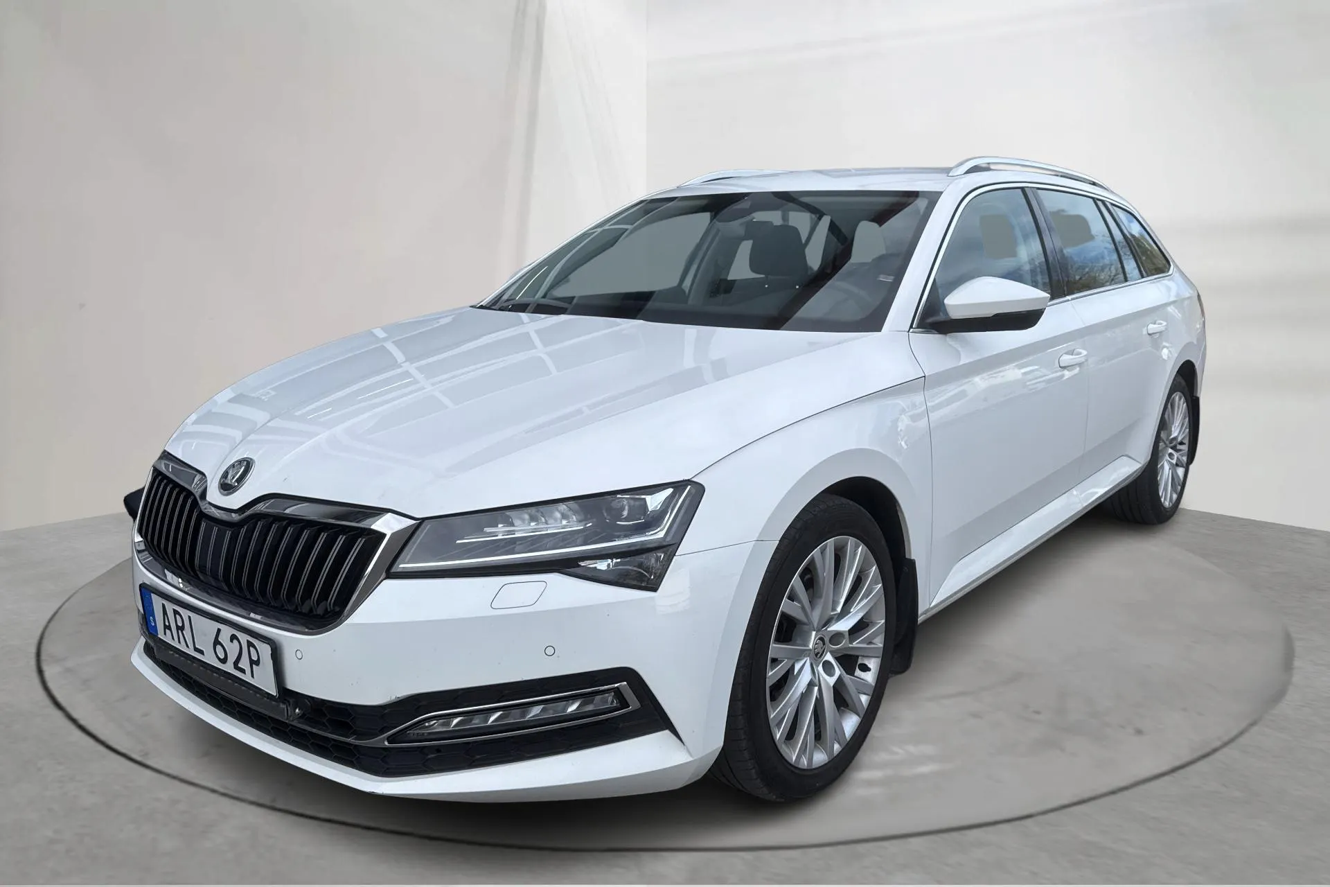 Presentationsfoto 1 av 18: Skoda Superb 2.0 TDI Kombi (150hk) - 16 453 mil - Automat - vit - 2021