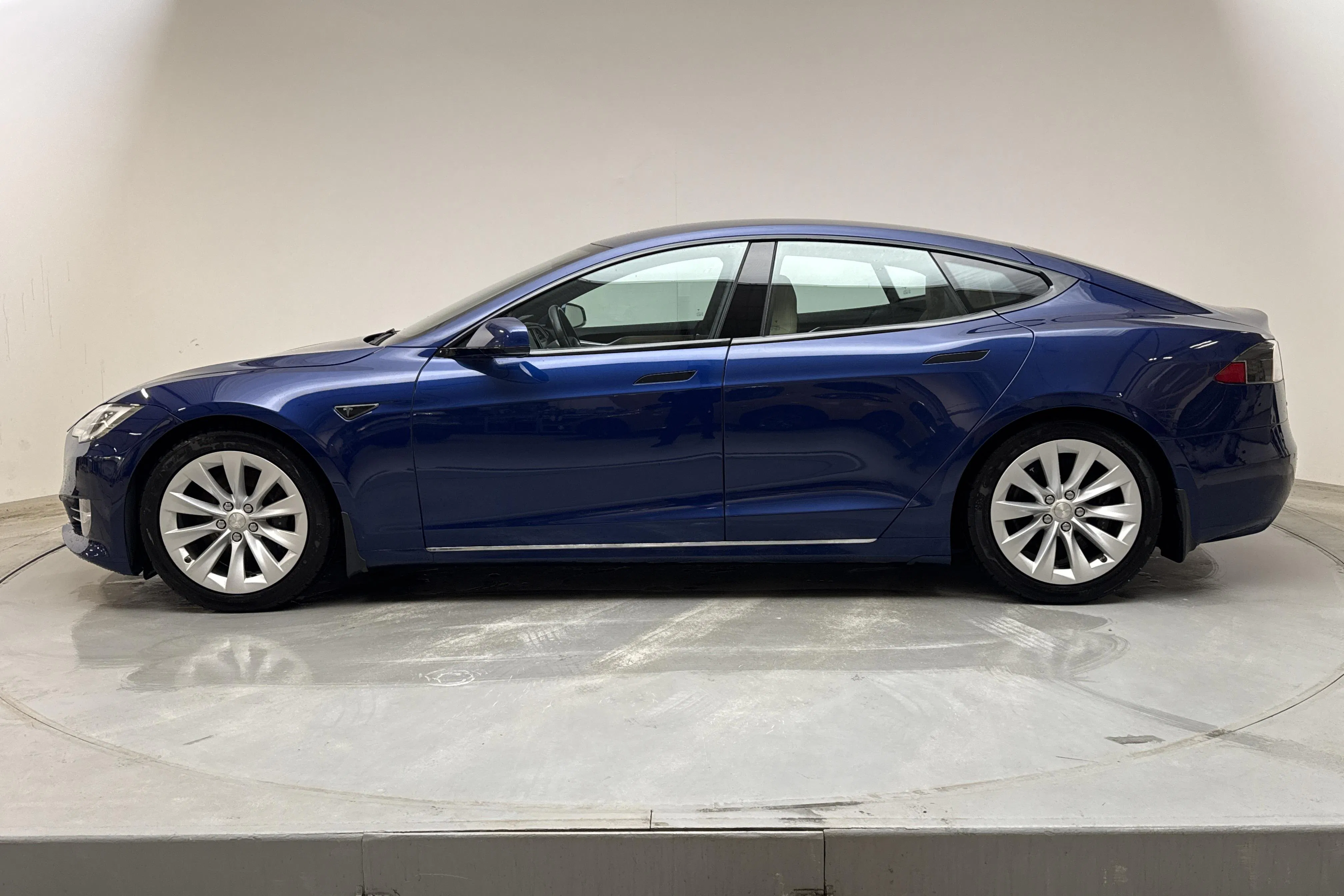 Presentationsfoto 2 av 15: Tesla Model S 90D - 22 034 mil - Automat - Dark Blue - 2016