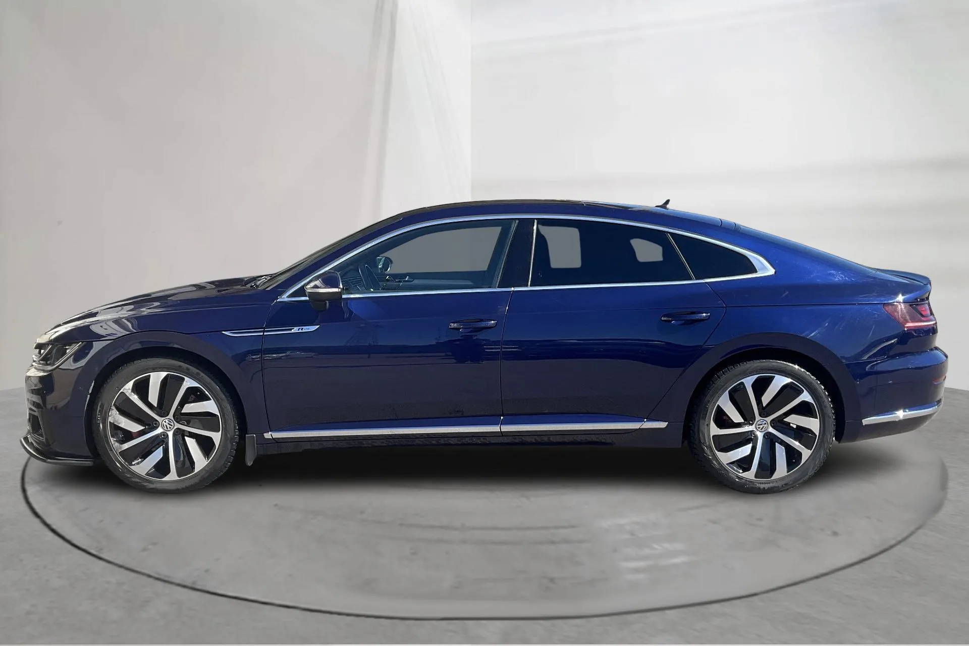 Presentationsfoto 2 av 17: VW Arteon 2.0 TDI 4MOTION (240hk) - 16 206 mil - Automat - Dark Blue - 2018