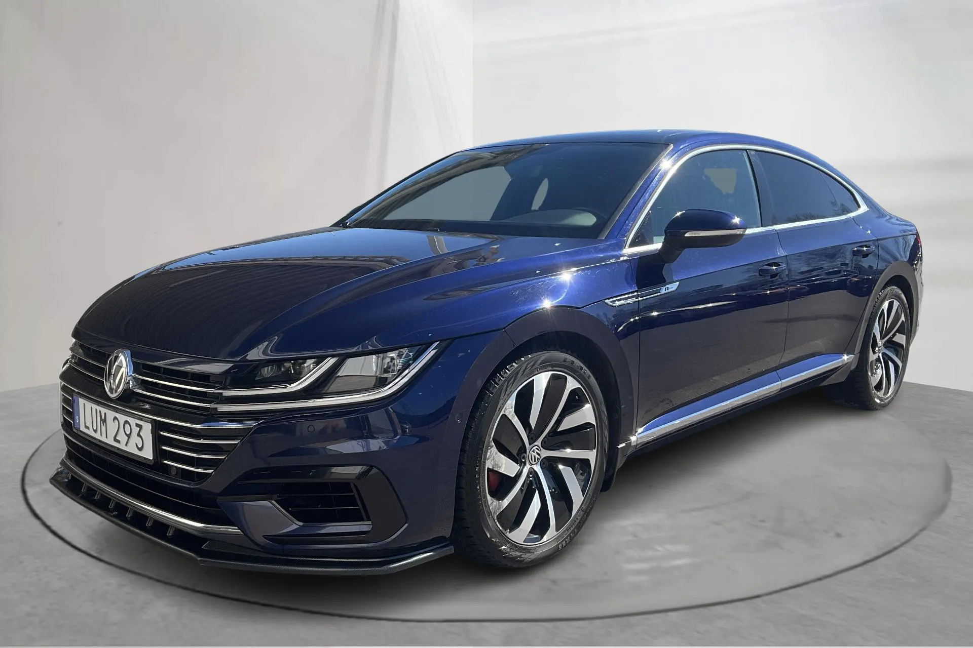 Presentationsfoto 1 av 17: VW Arteon 2.0 TDI 4MOTION (240hk) - 16 206 mil - Automat - Dark Blue - 2018