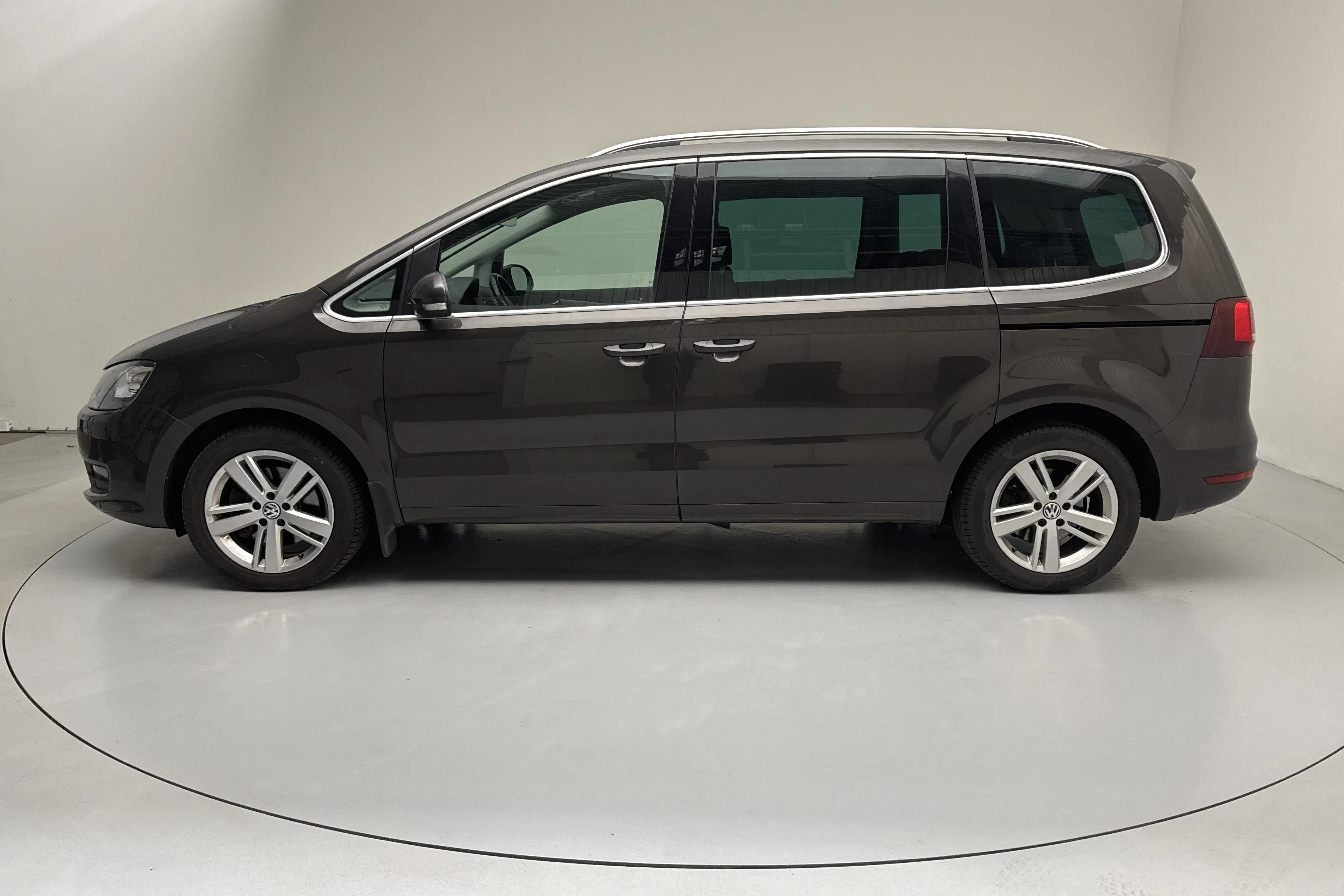 Presentation photo 2 of 18: VW Sharan 2.0 TDI (150hk) - 147 940 km - Automatic - Dark Brown - 2018