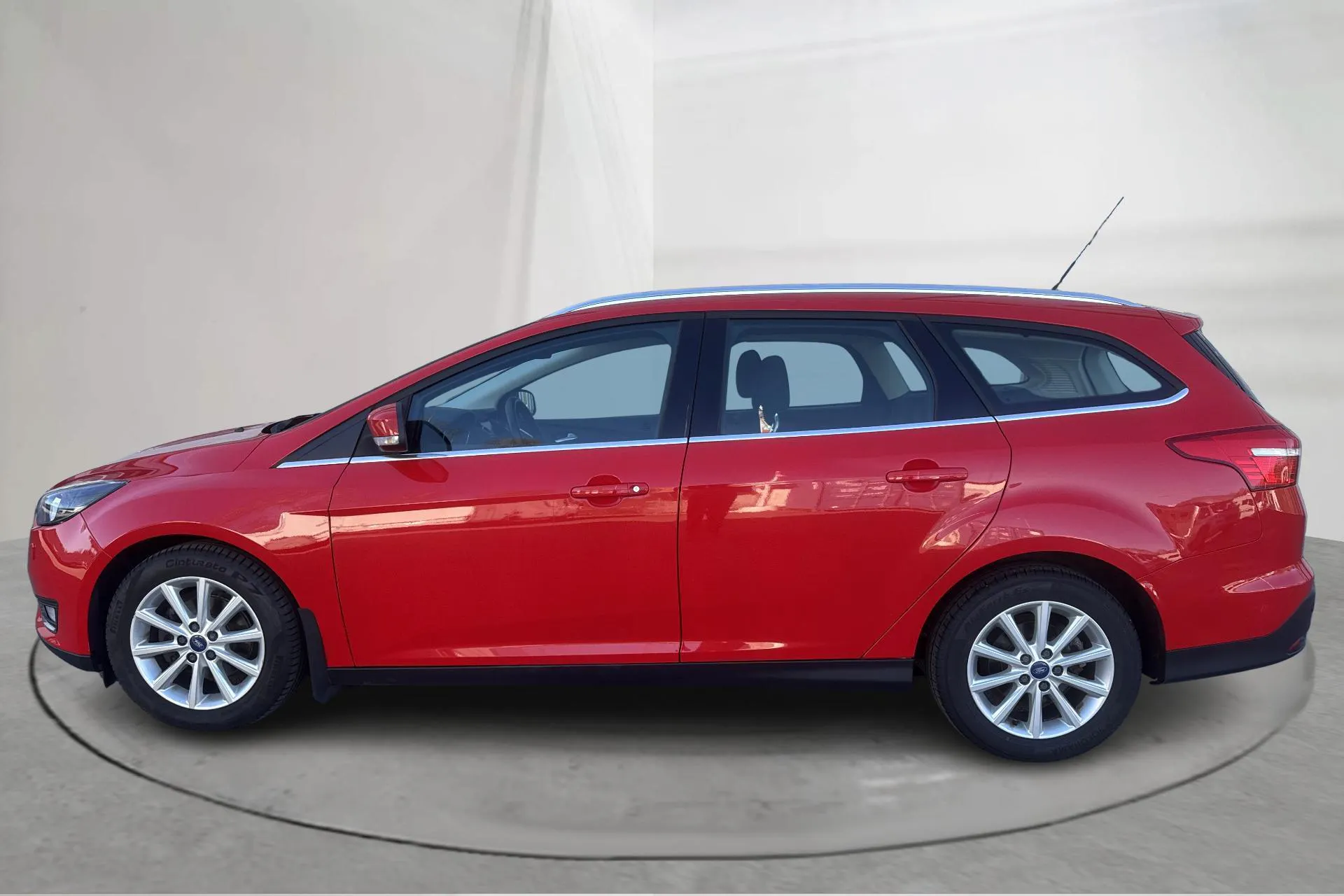 Presentationsfoto 2 av 12: Ford Focus 1.0 EcoBoost Kombi (125hk) - 9 741 mil - Manuell - röd - 2016