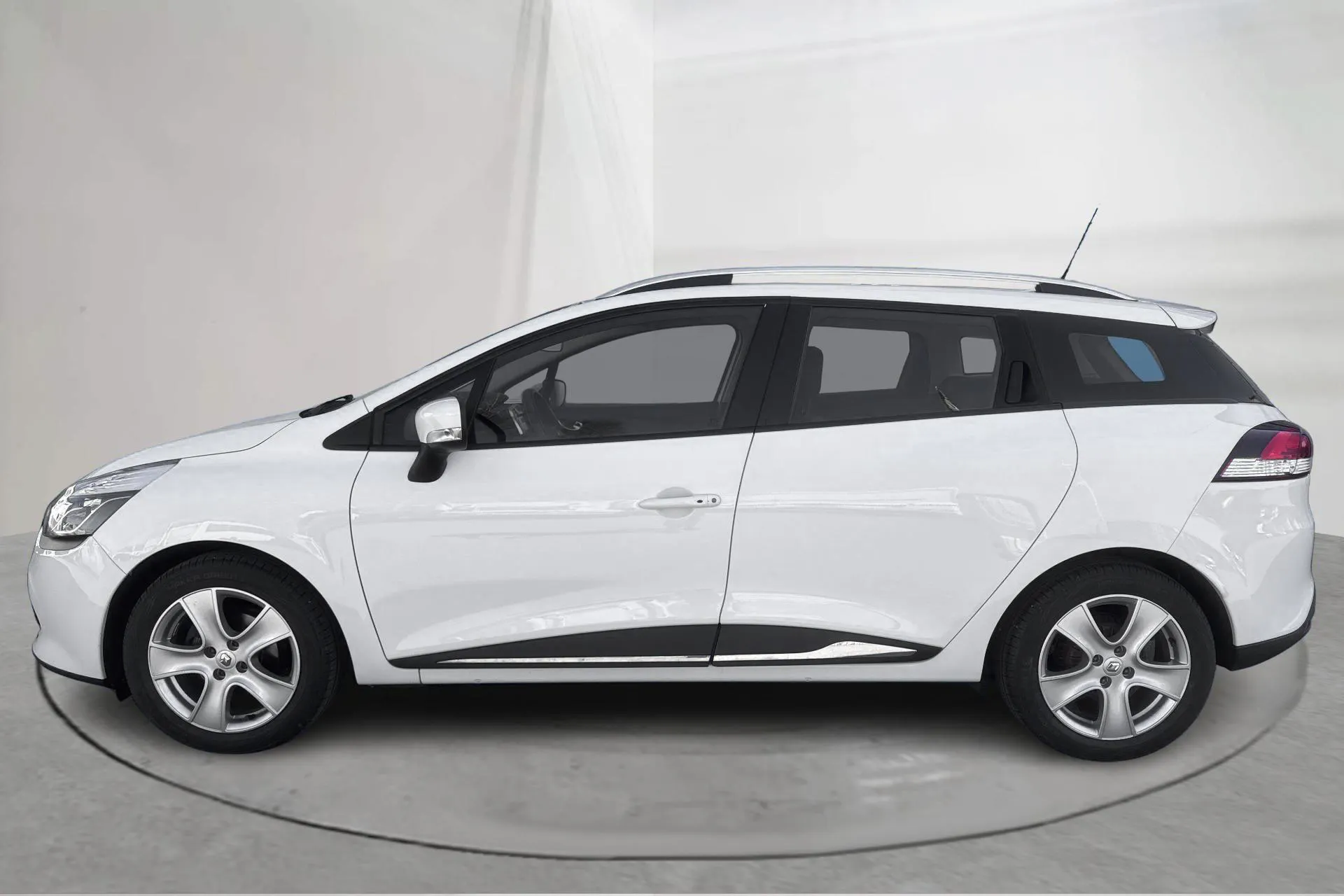 Presentationsfoto 2 av 16: Renault Clio IV 0.9 TCe 90 Sports Tourer (90hk) - 7 327 mil - Manuell - vit - 2016