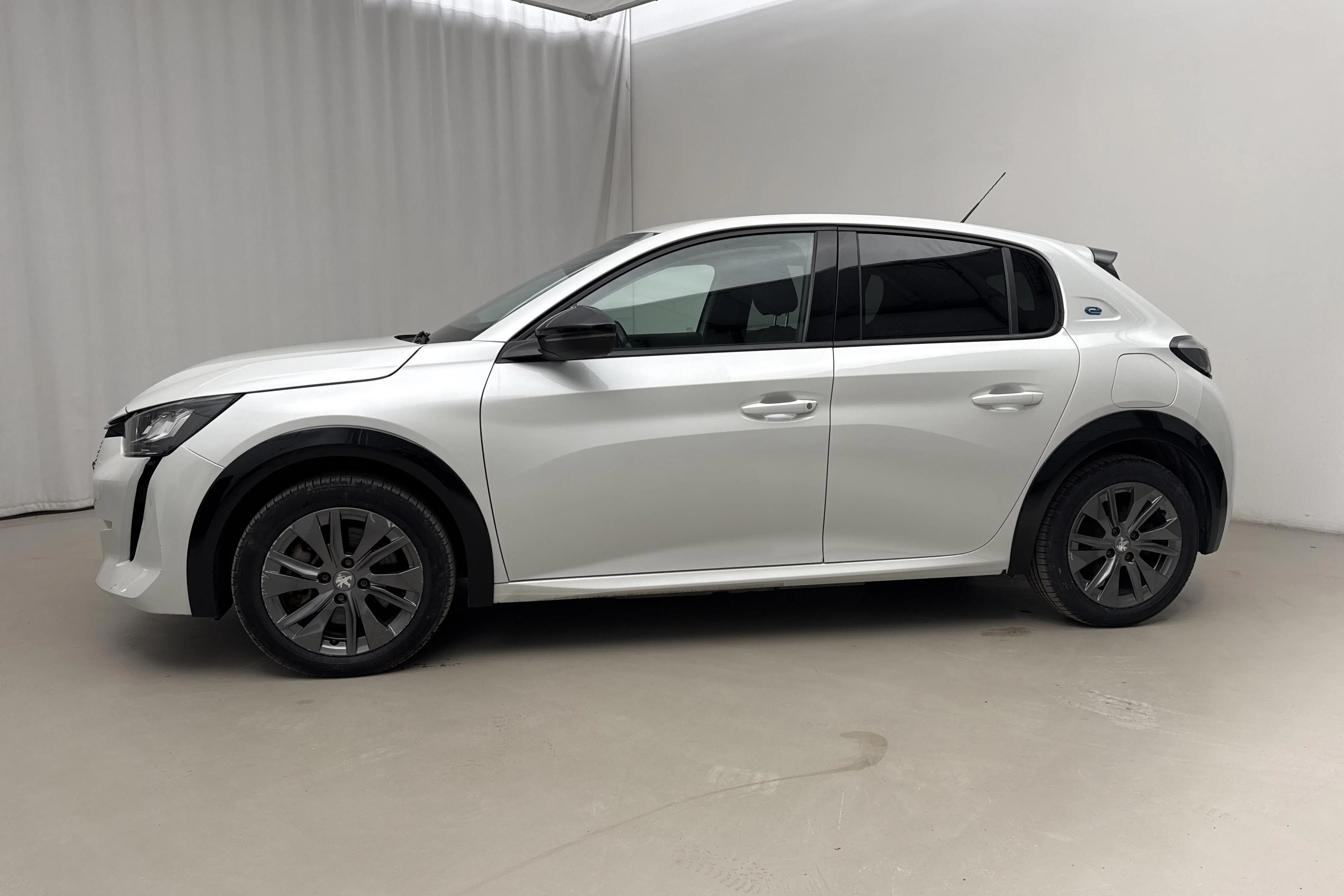 Presentationsfoto 2 av 18: Peugeot e-208 50kWh 5dr (136hk) - 13 767 mil - Automat - vit - 2022