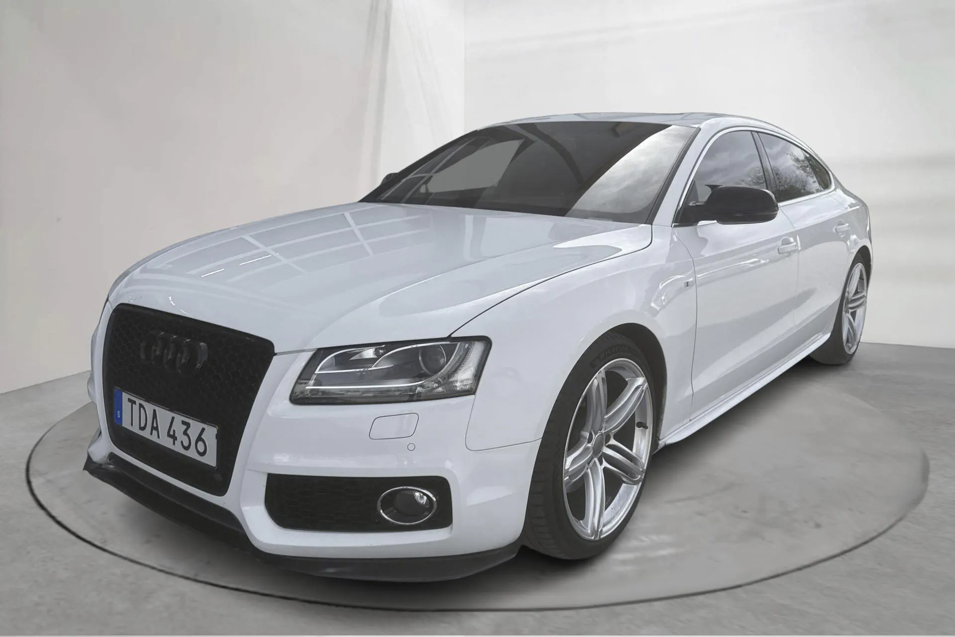 Presentationsfoto 1 av 17: Audi A5 2.0 TFSI Sportback quattro (211hk) - 17 853 mil - Automat - vit - 2010
