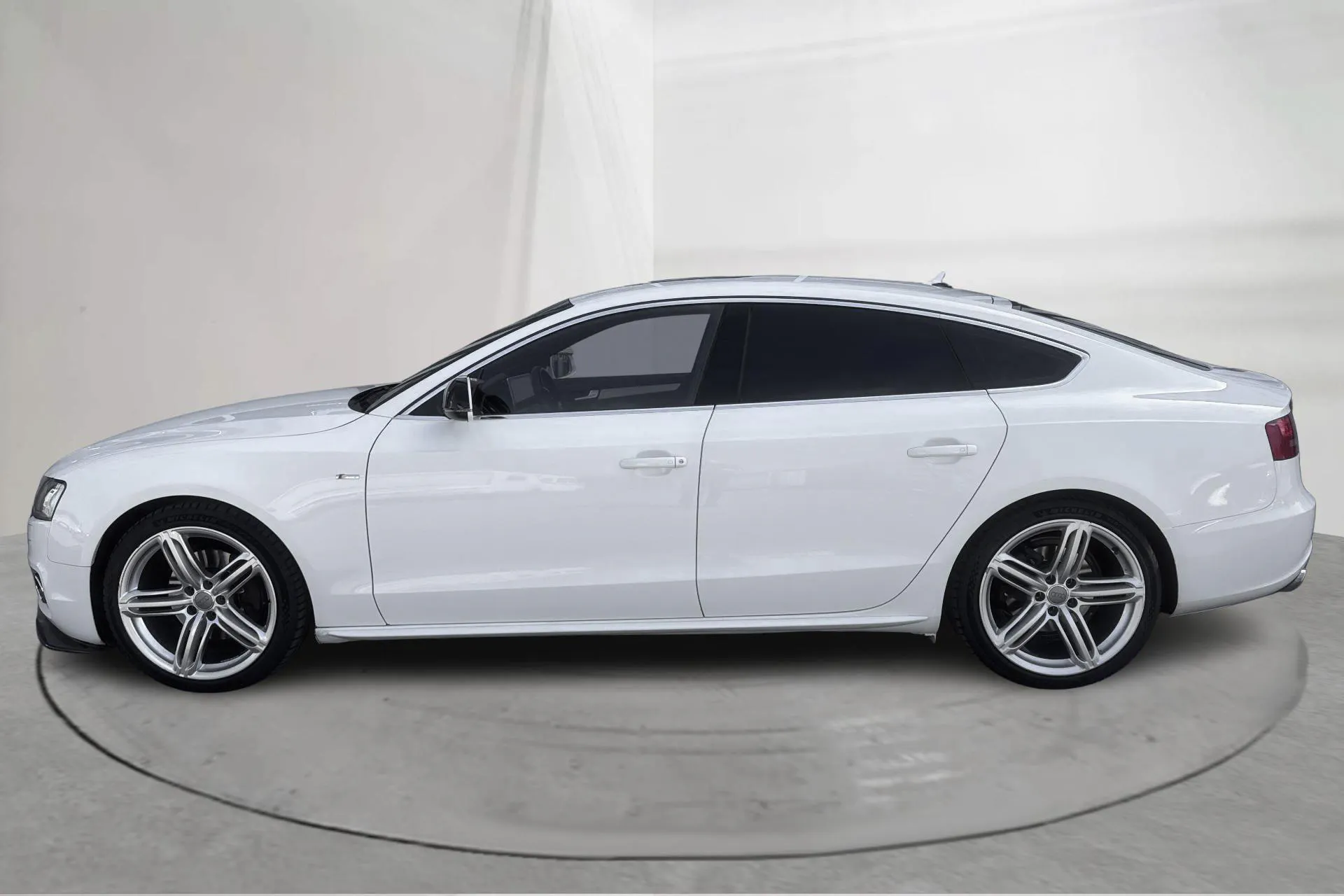 Presentationsfoto 2 av 17: Audi A5 2.0 TFSI Sportback quattro (211hk) - 17 853 mil - Automat - vit - 2010