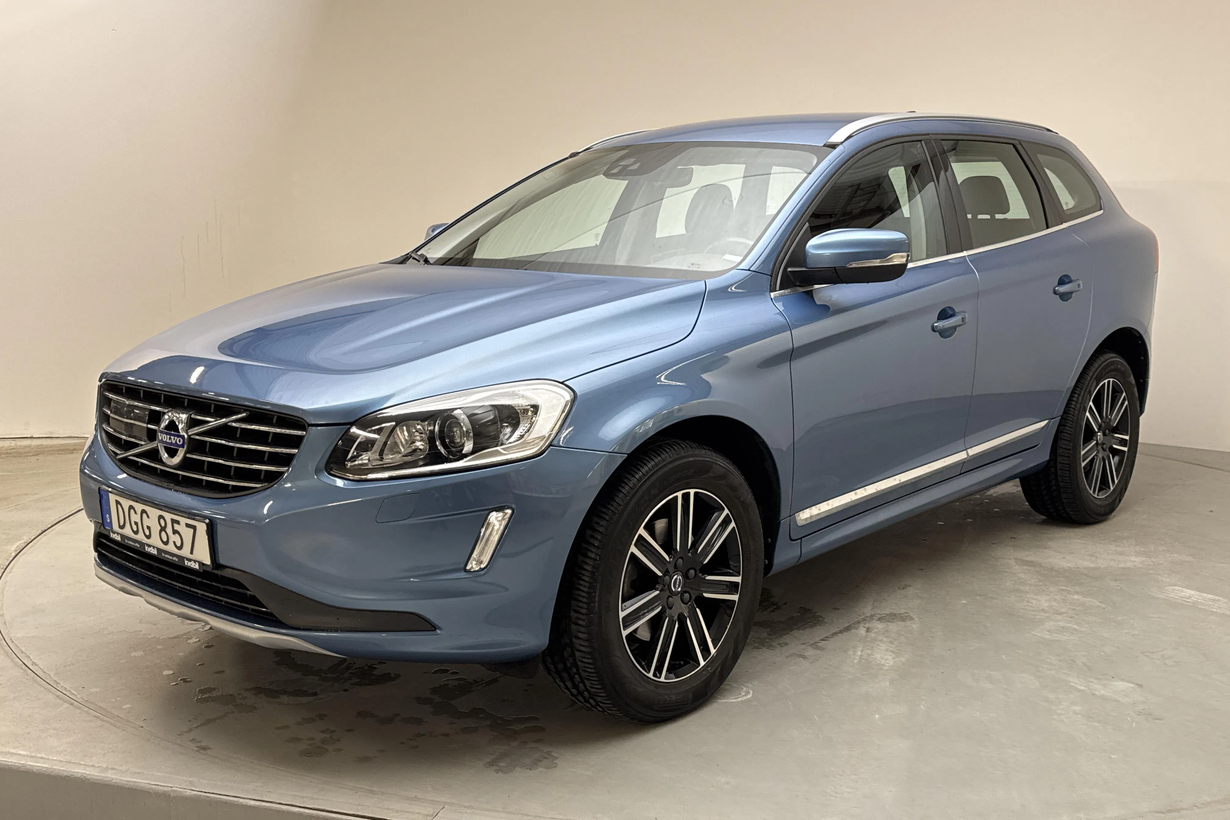 Presentationsfoto 1 av 16: Volvo XC60 D4 AWD (190hk) - 8 813 mil - Automat - blå - 2017