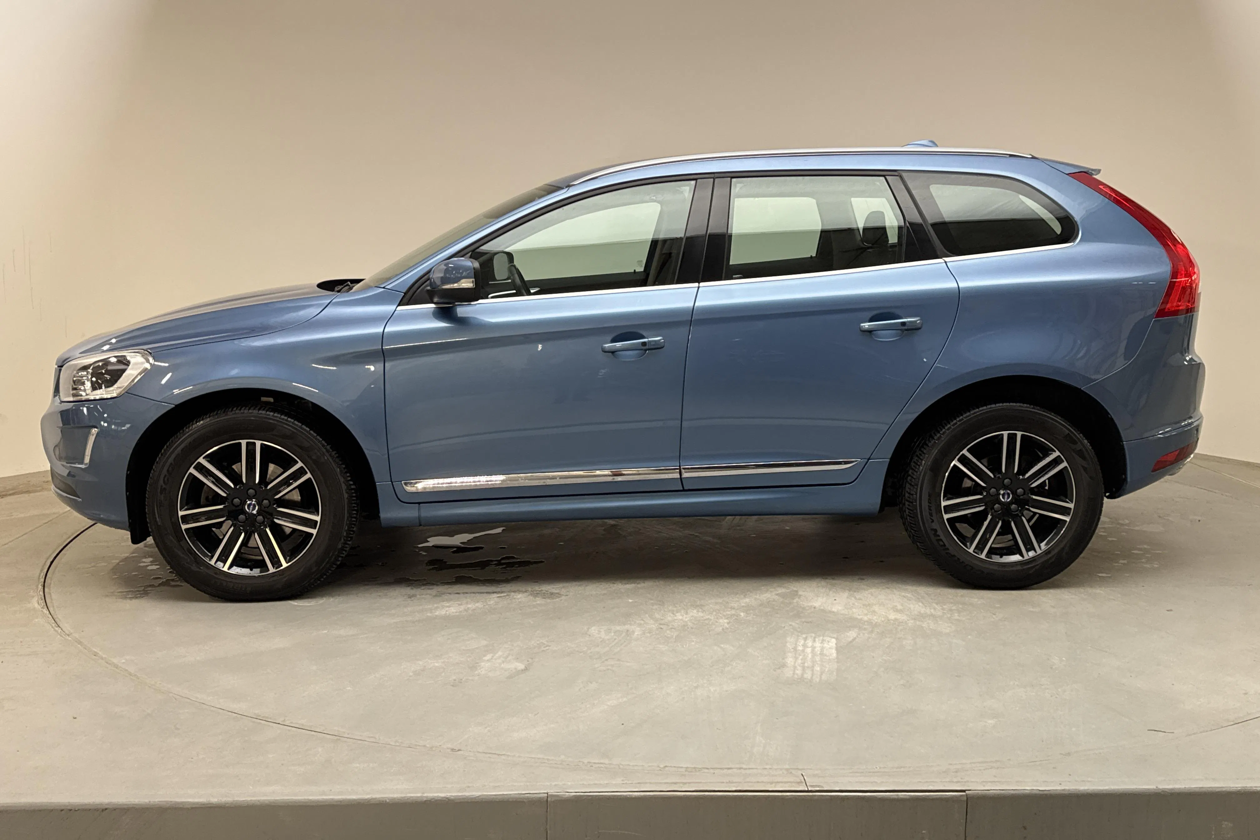 Presentationsfoto 2 av 16: Volvo XC60 D4 AWD (190hk) - 8 813 mil - Automat - blå - 2017