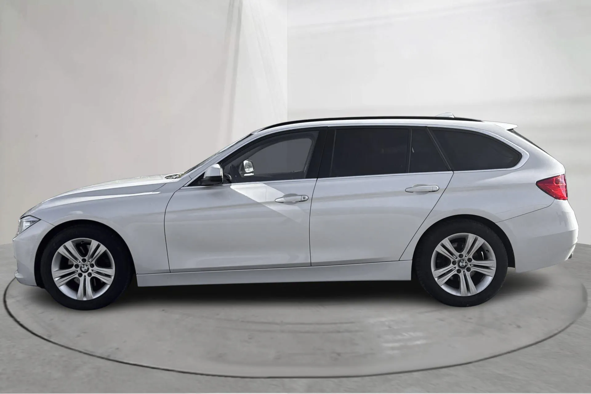 Presentationsfoto 2 av 12: BMW 328i Touring, F31 (245hk) - 12 762 mil - Automat - vit - 2013