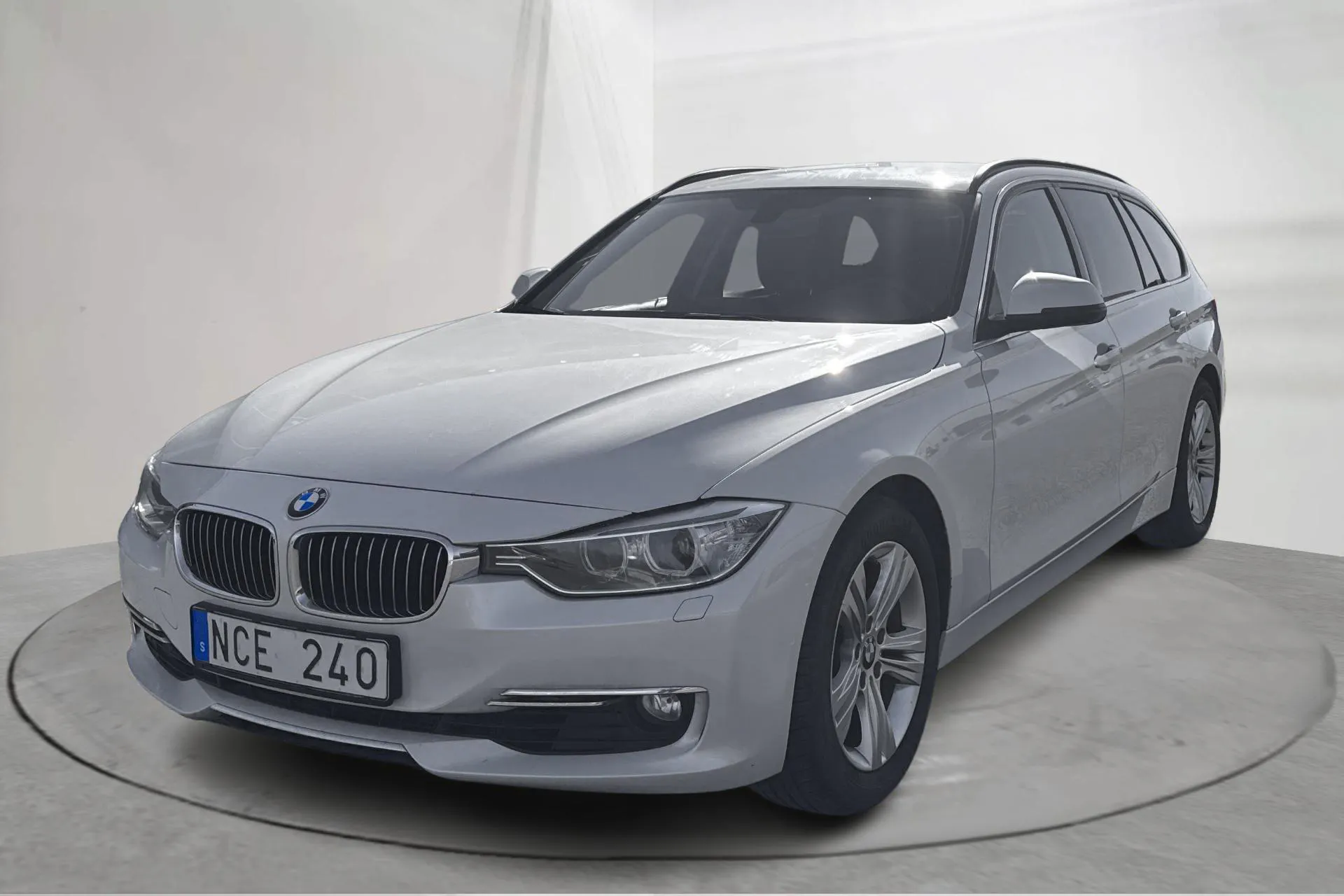 Presentationsfoto 1 av 12: BMW 328i Touring, F31 (245hk) - 12 762 mil - Automat - vit - 2013