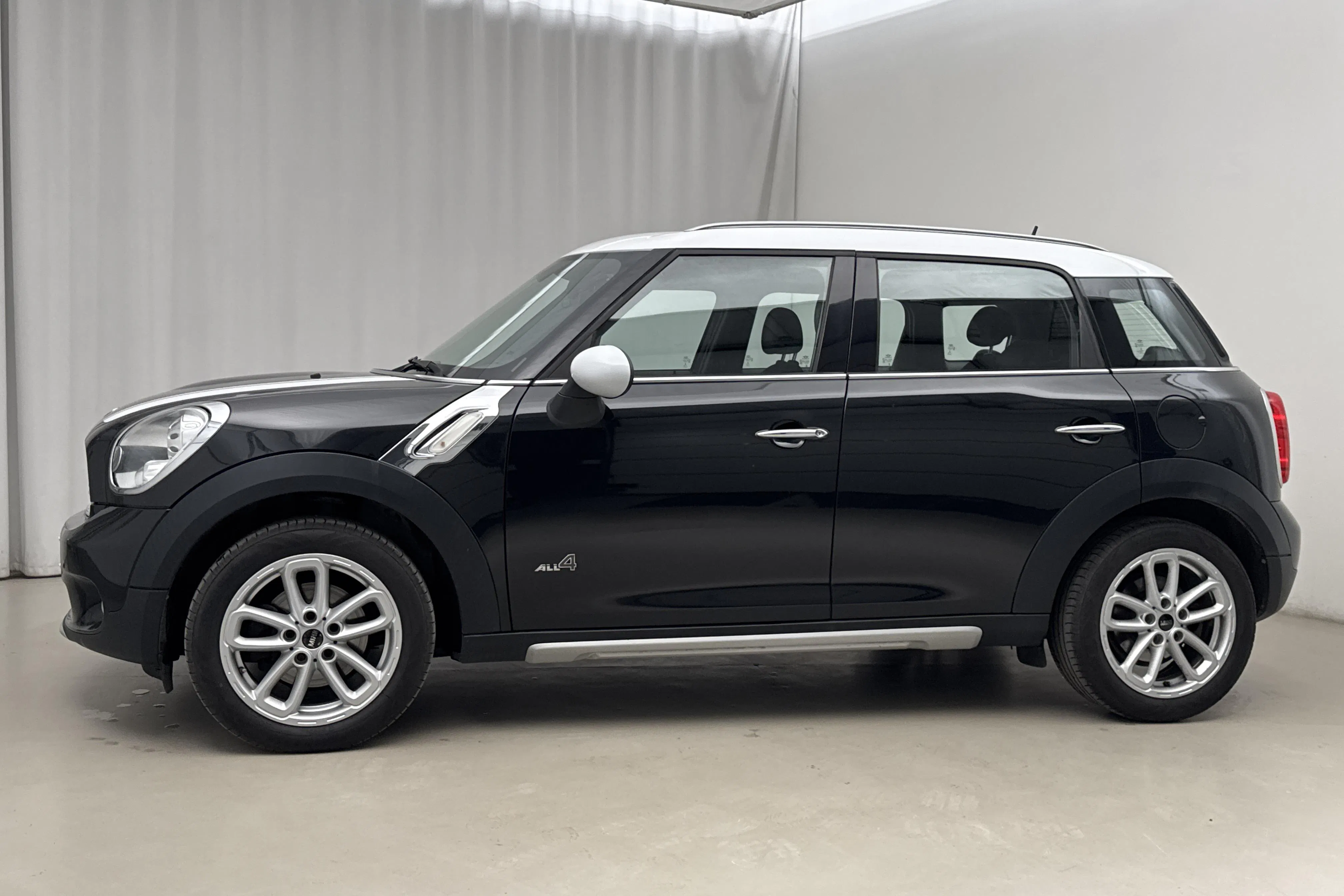 Præsentationsfoto 2 af 16: MINI Cooper D ALL4 Countryman (112hk) - 129 580 kilometer - Manuel - Sort - 2016