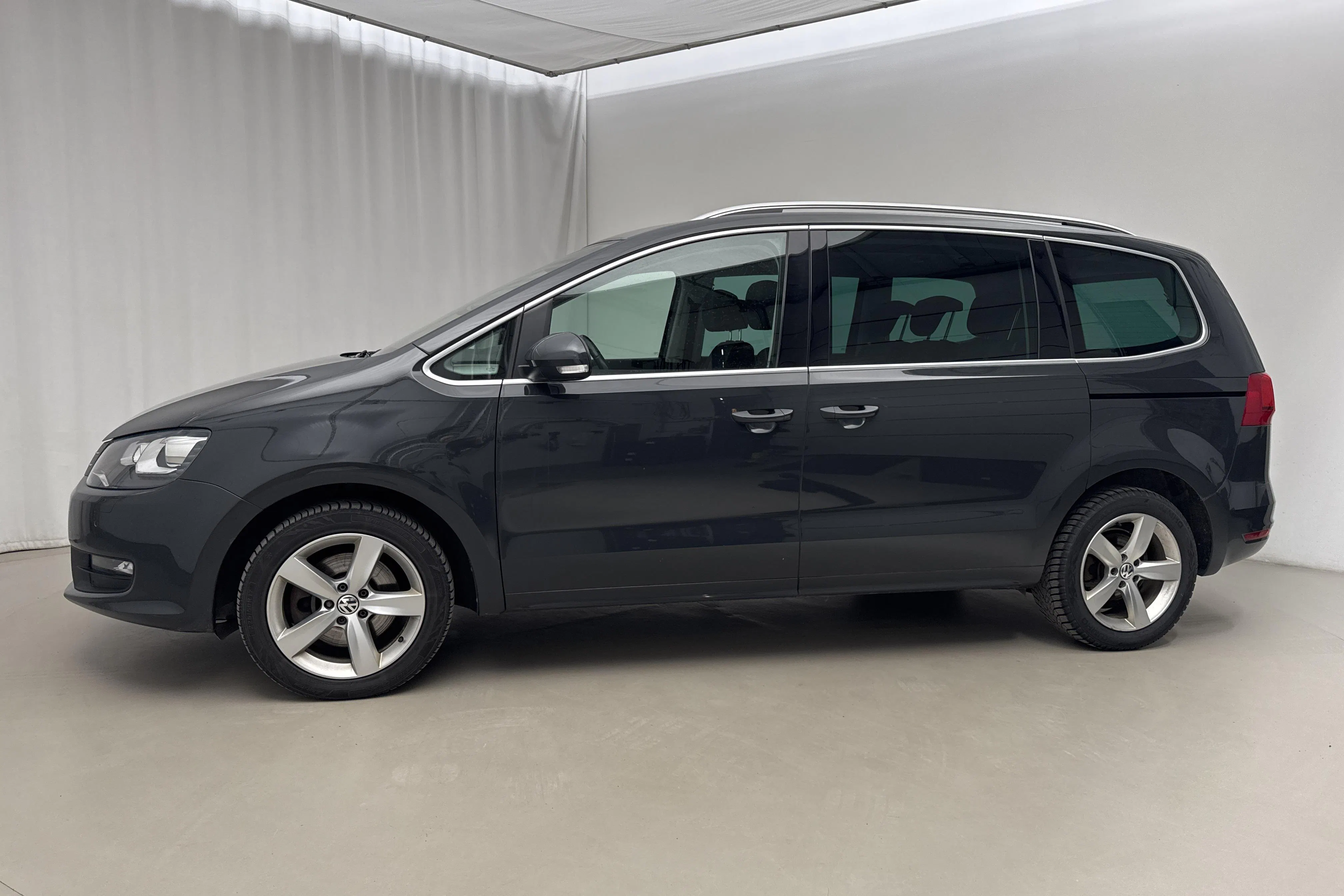 Presentationsfoto 2 av 21: VW Sharan 2.0 TDI BlueMotion Technology 4motion (140hk) - 23 203 mil - Manuell - Dark Grey - 2015