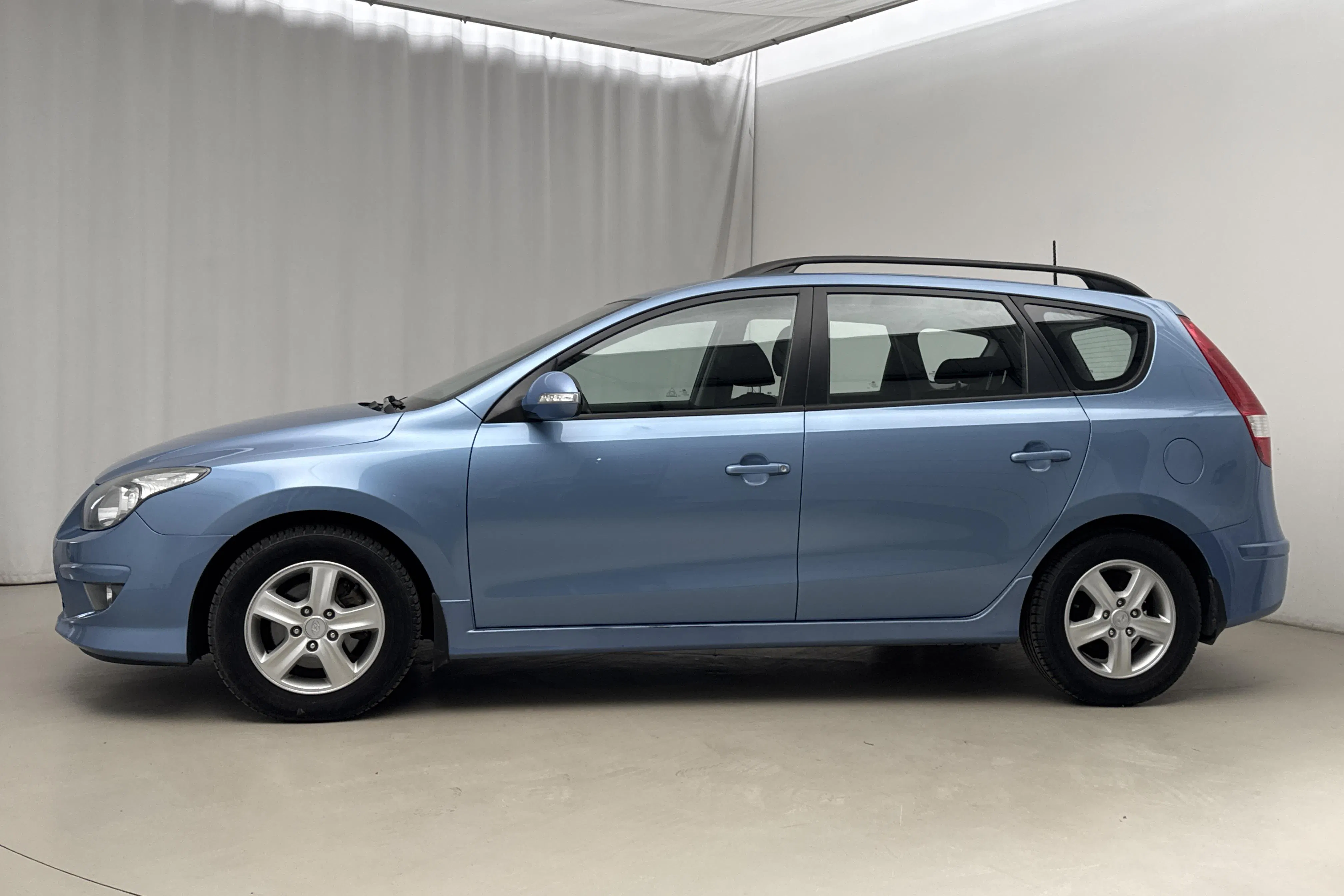 Presentationsfoto 2 av 16: Hyundai i30 1.6 CRDi Kombi (115hk) - 13 314 mil - Automat - Light Blue - 2011