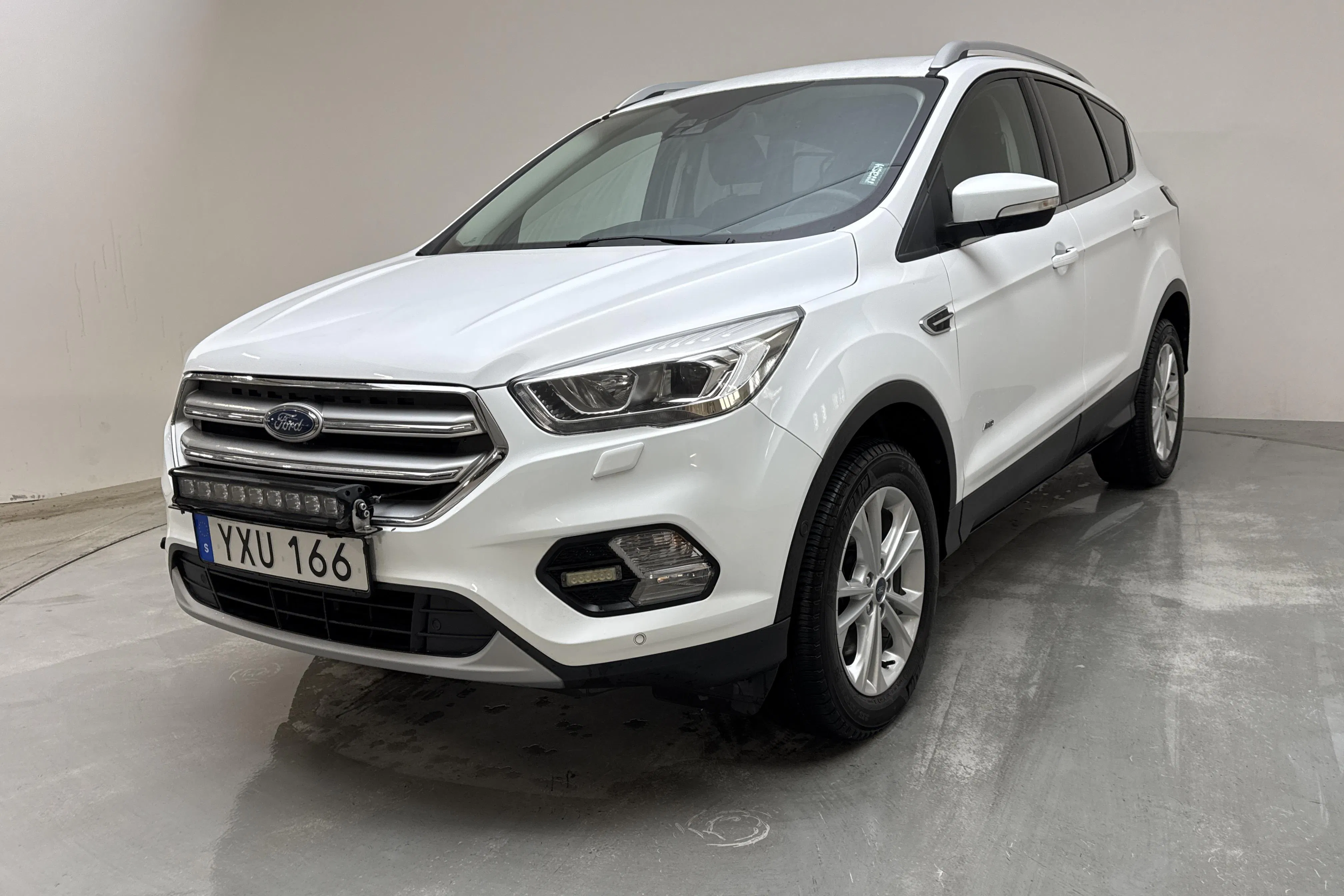 Presentationsfoto 1 av 13: Ford Kuga 1.5 EcoBoost AWD (180hk) - 3 032 mil - Automat - vit - 2018
