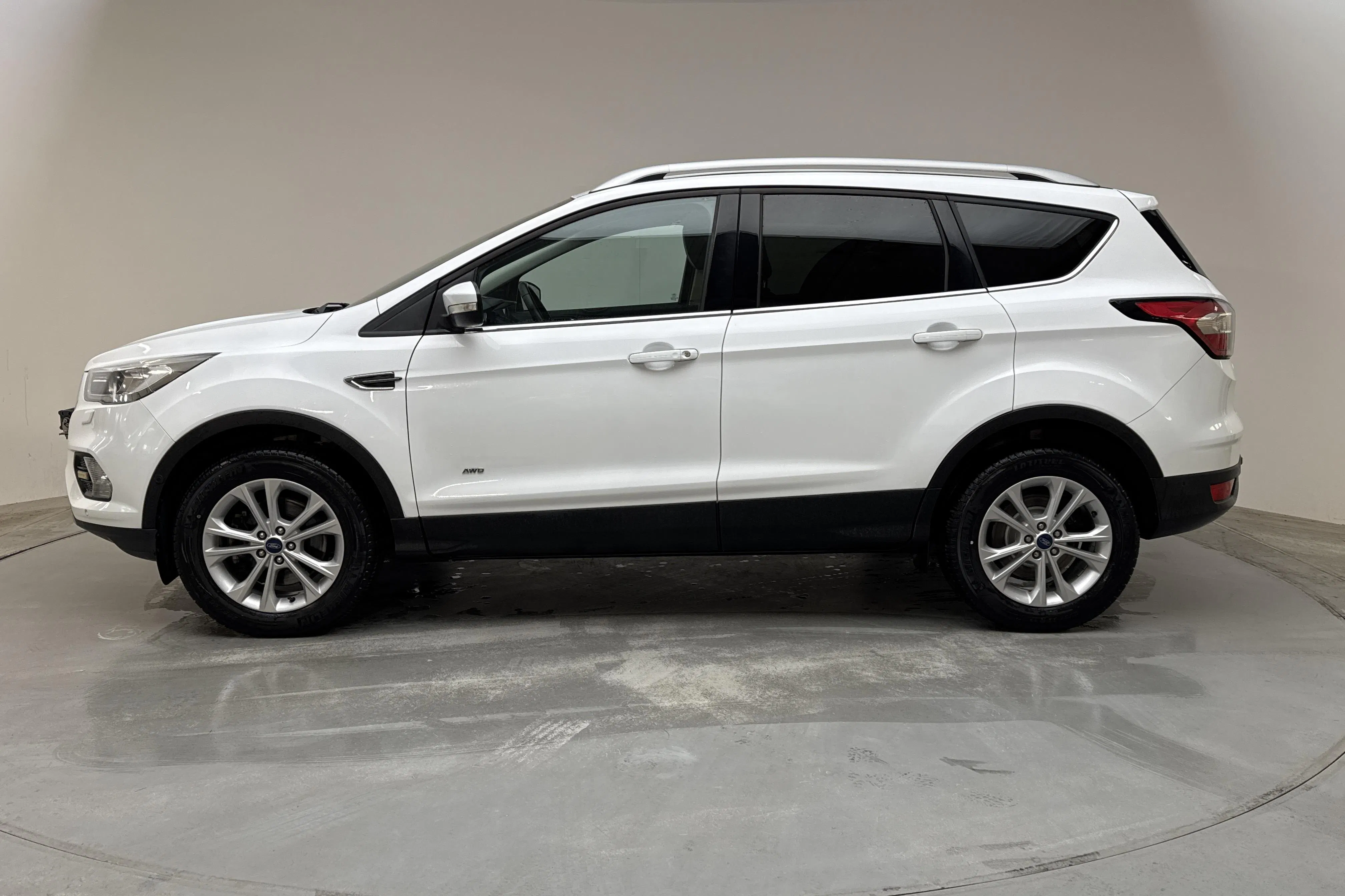 Presentationsfoto 2 av 13: Ford Kuga 1.5 EcoBoost AWD (180hk) - 3 032 mil - Automat - vit - 2018