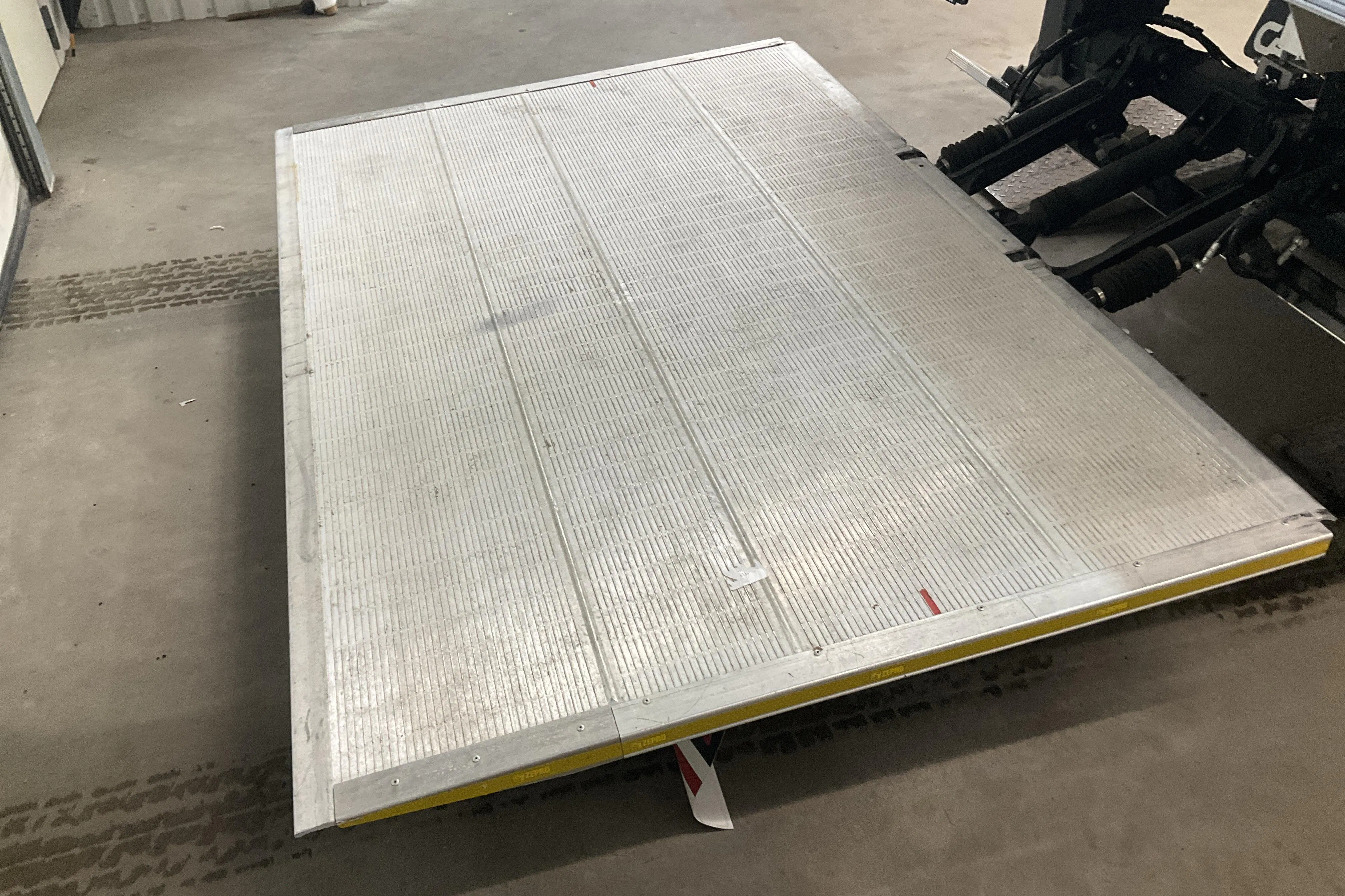 Presentation photo 16 of 16: Iveco Daily 35 2.3 (136hk) - 2 050 km - Automatic - white - 2026