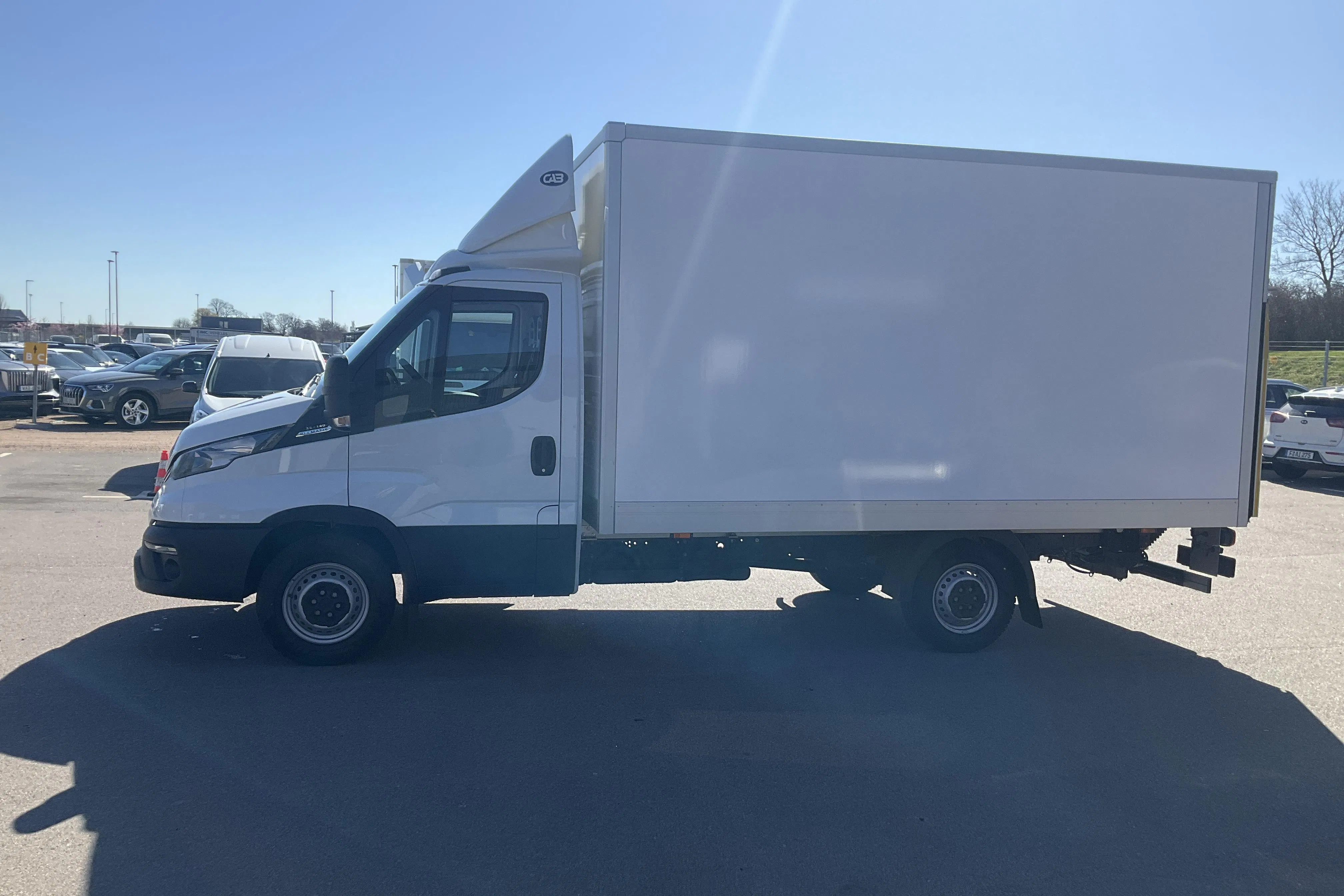 Presentation photo 2 of 16: Iveco Daily 35 2.3 (136hk) - 2 050 km - Automatic - white - 2026