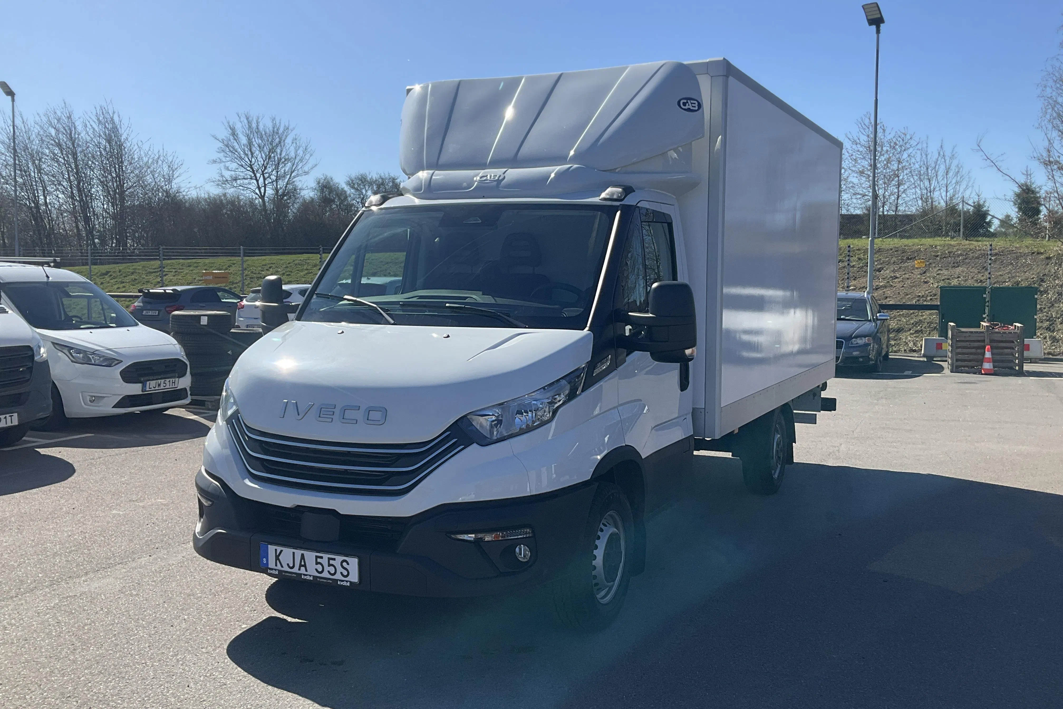 Presentation photo 1 of 16: Iveco Daily 35 2.3 (136hk) - 2 050 km - Automatic - white - 2026