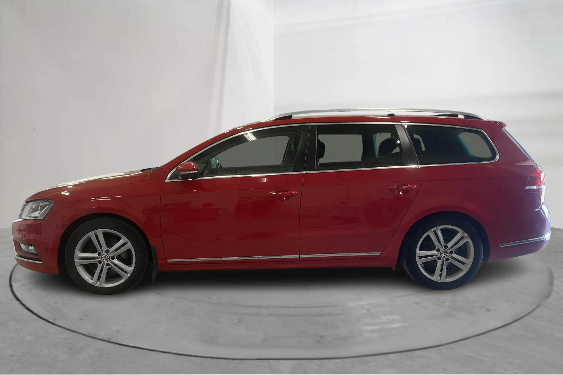 Presentationsfoto 2 av 17: VW Passat 2.0 TDI BlueMotion Technology Variant 4Motion (177hk) - 21 864 mil - Automat - röd - 2014