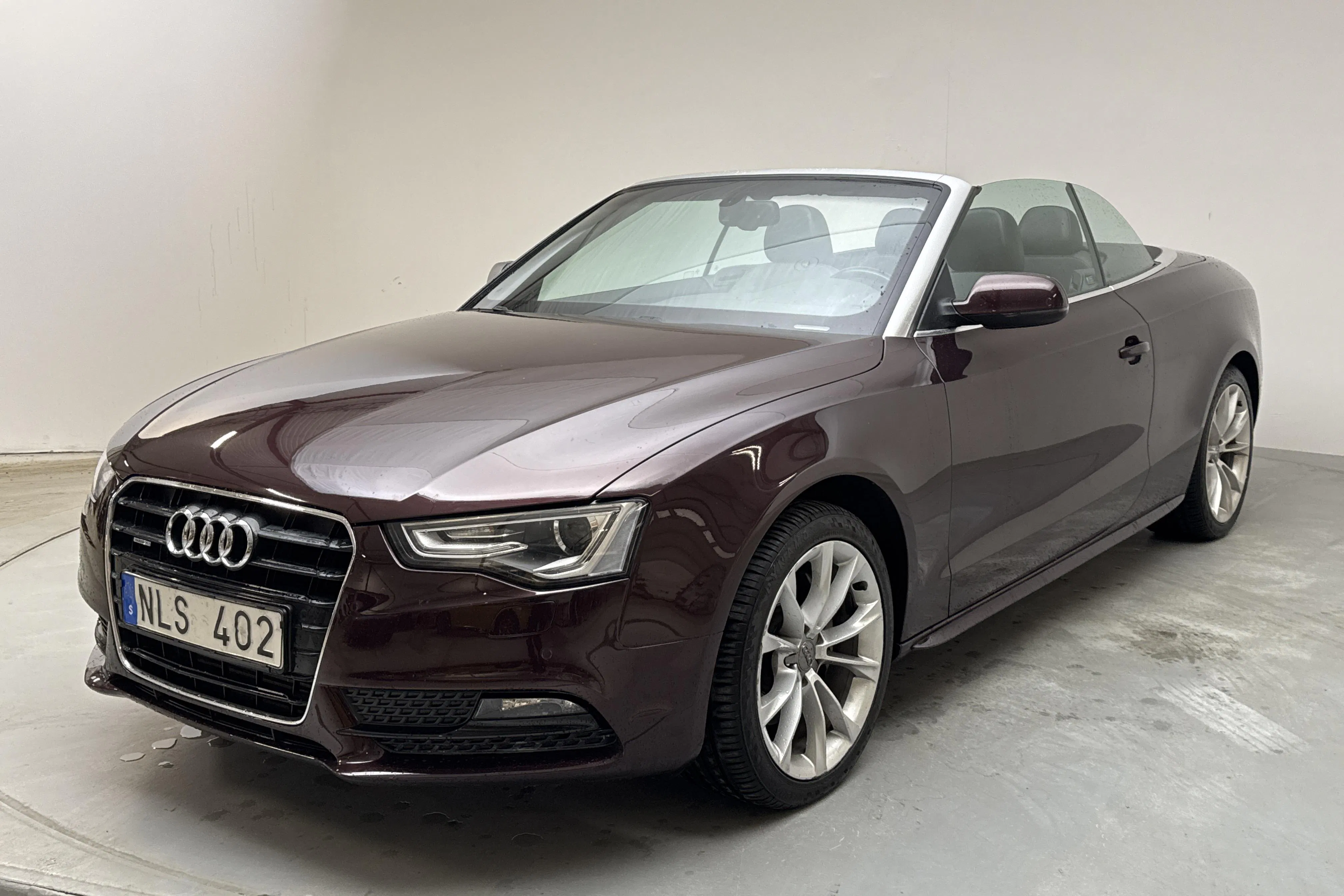 Presentationsfoto 1 av 19: Audi A5 2.0 TFSI Cabriolet quattro (211hk) - 11 641 mil - Automat - röd - 2013