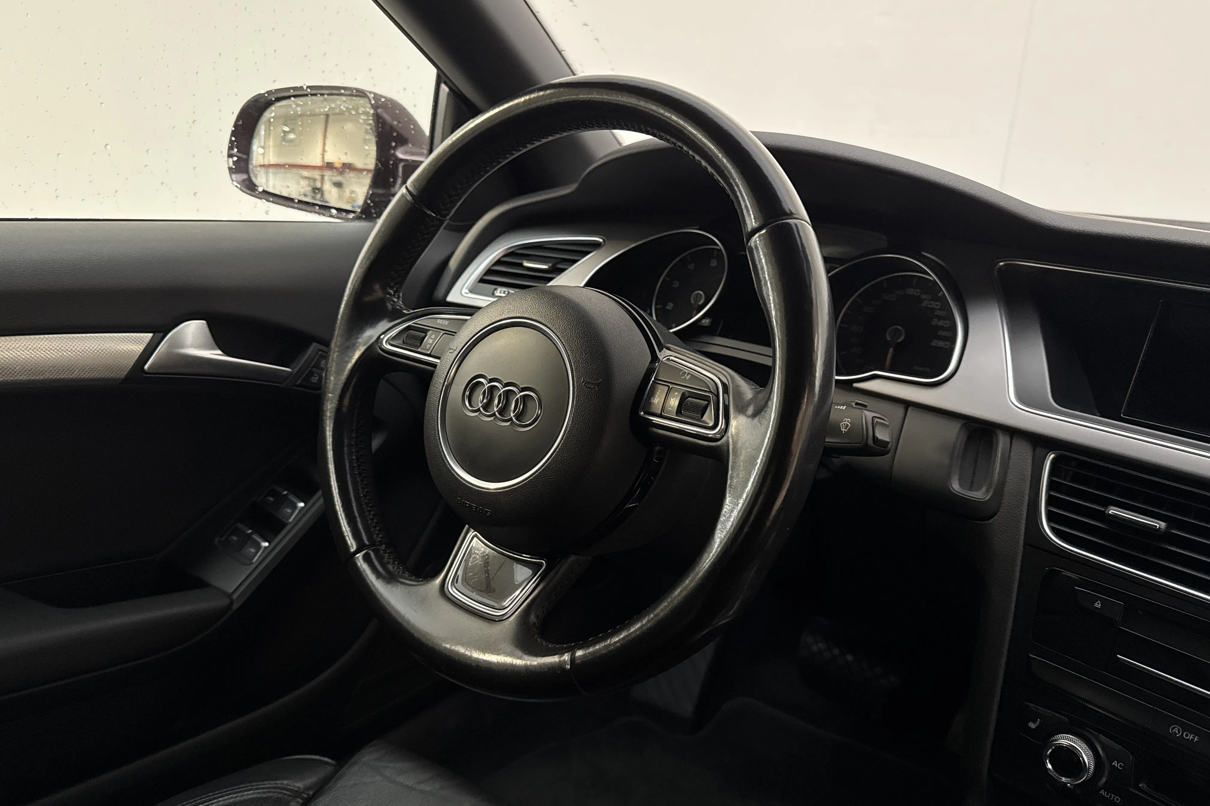 Presentationsfoto 19 av 19: Audi A5 2.0 TFSI Cabriolet quattro (211hk) - 11 641 mil - Automat - röd - 2013