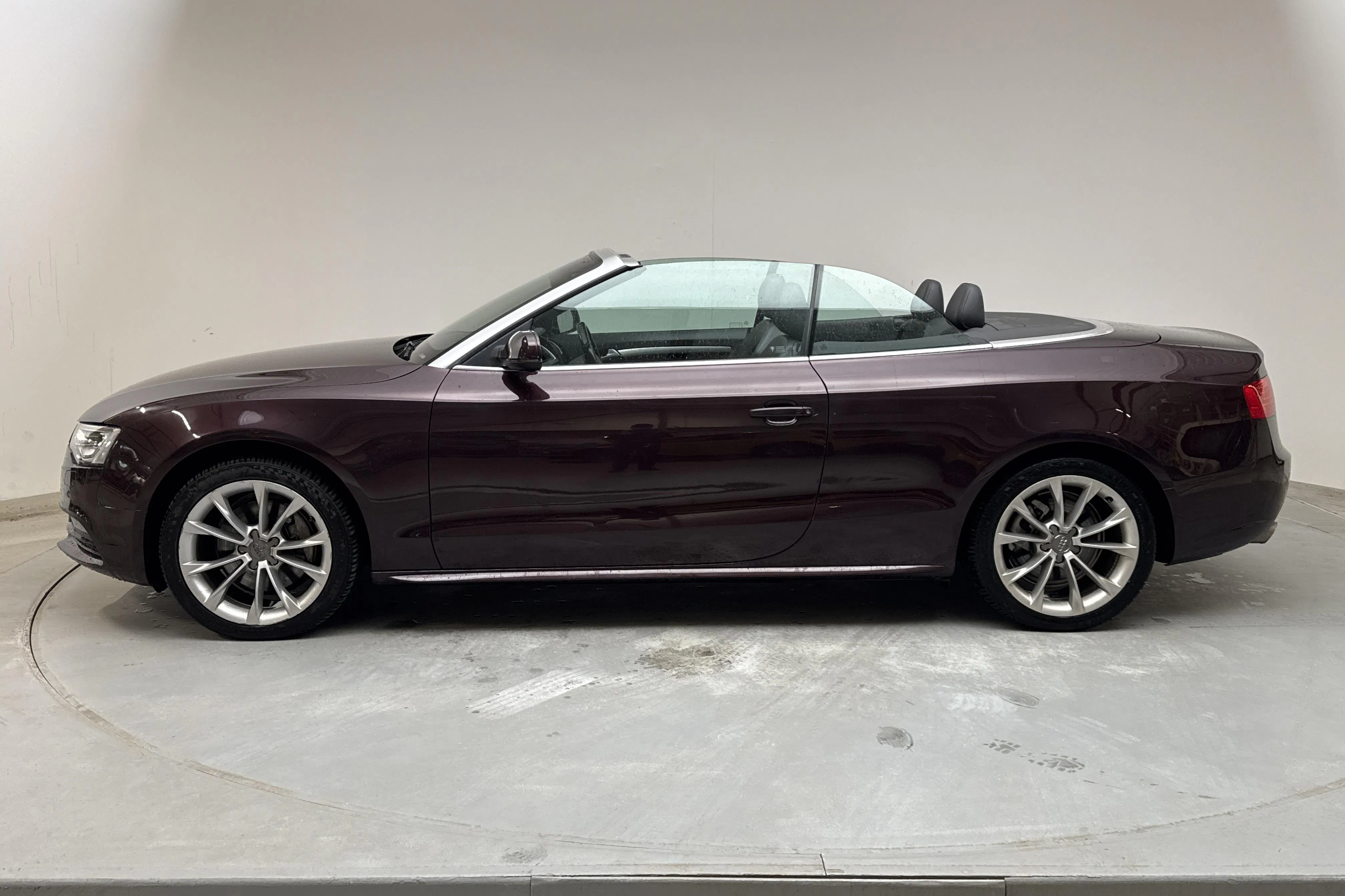 Presentationsfoto 2 av 19: Audi A5 2.0 TFSI Cabriolet quattro (211hk) - 11 641 mil - Automat - röd - 2013