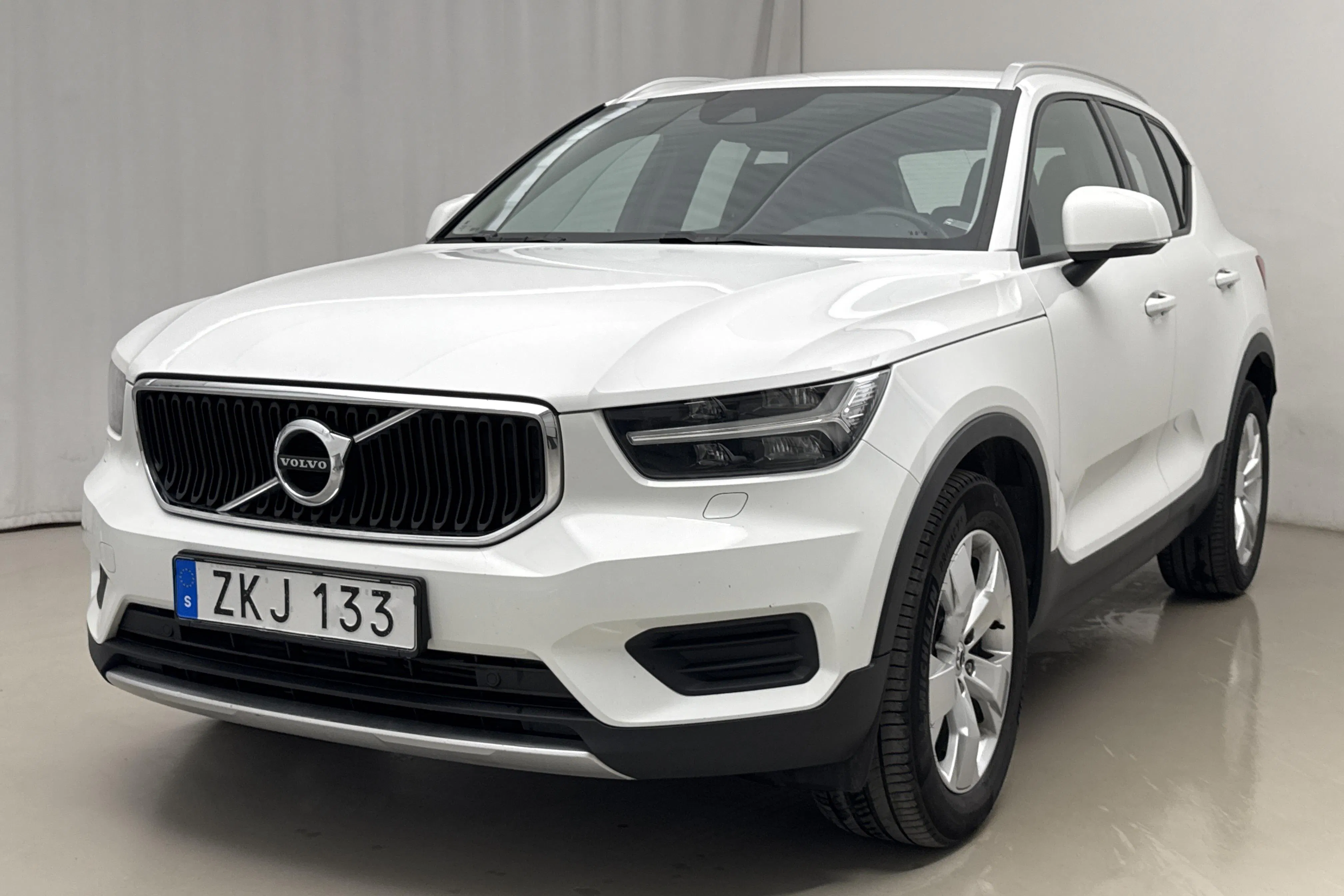 Presentationsfoto 1 av 15: Volvo XC40 D3 2WD (150hk) - 26 989 mil - Automat - vit - 2019