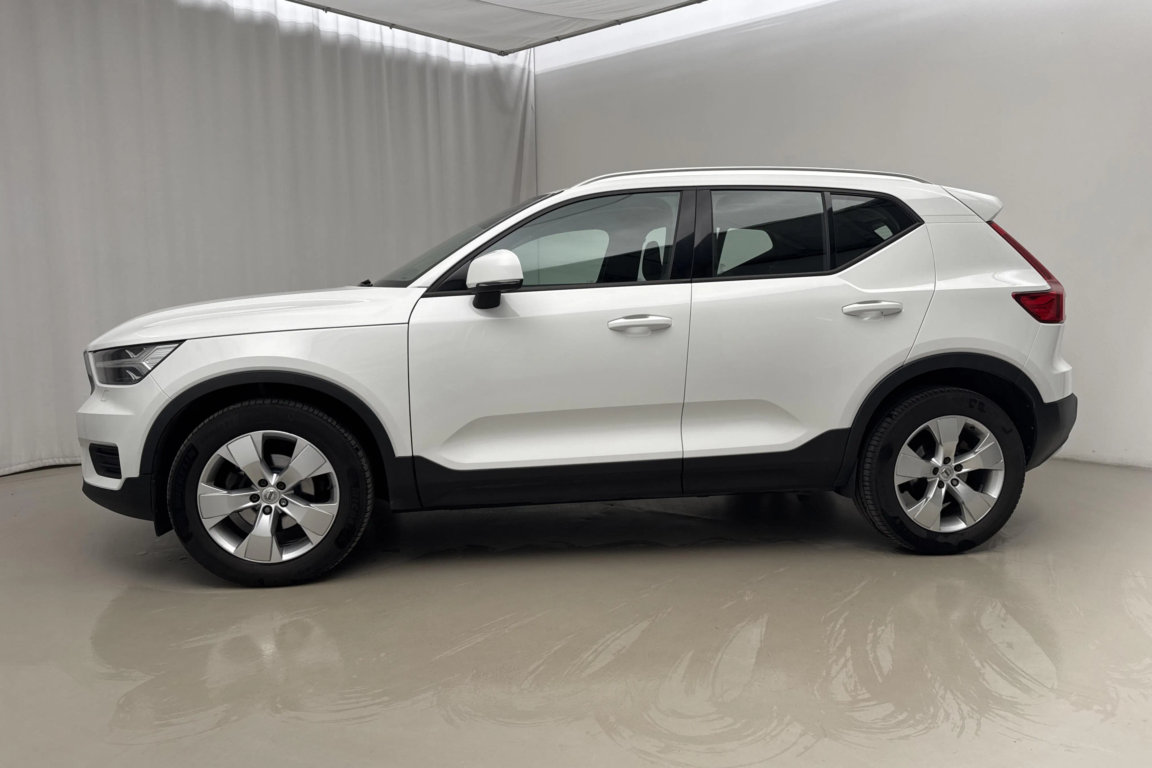Presentationsfoto 2 av 15: Volvo XC40 D3 2WD (150hk) - 26 989 mil - Automat - vit - 2019