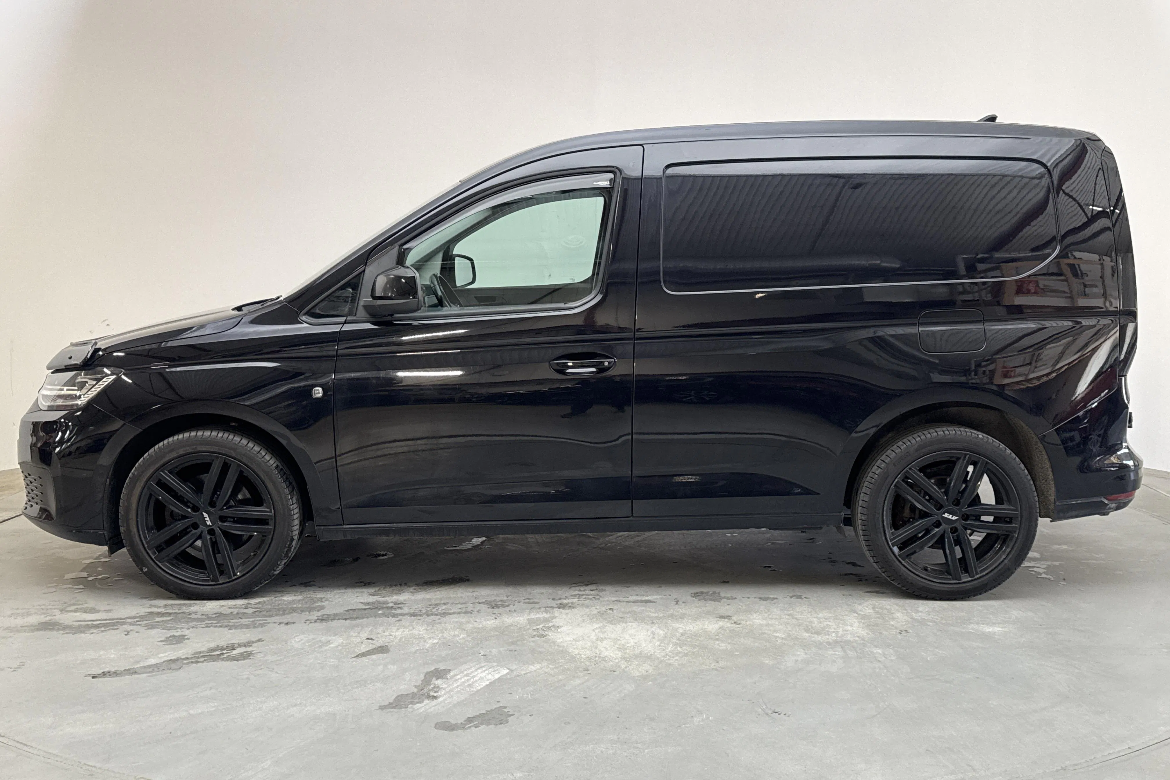 Presentationsfoto 2 av 9: VW Caddy Cargo 2.0 TDI Skåp (122hk) - 26 283 mil - Automat - svart - 2021