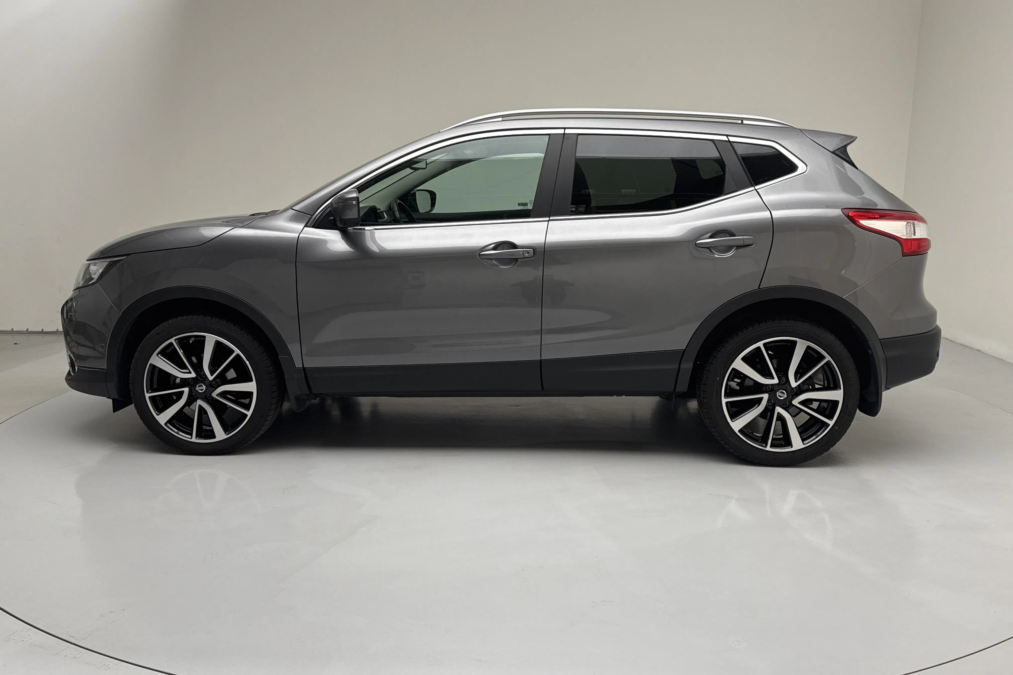 Præsentationsfoto 2 af 15: Nissan Qashqai 1.5 dCi (110hk) - 134 840 kilometer - Manuel - grå - 2016