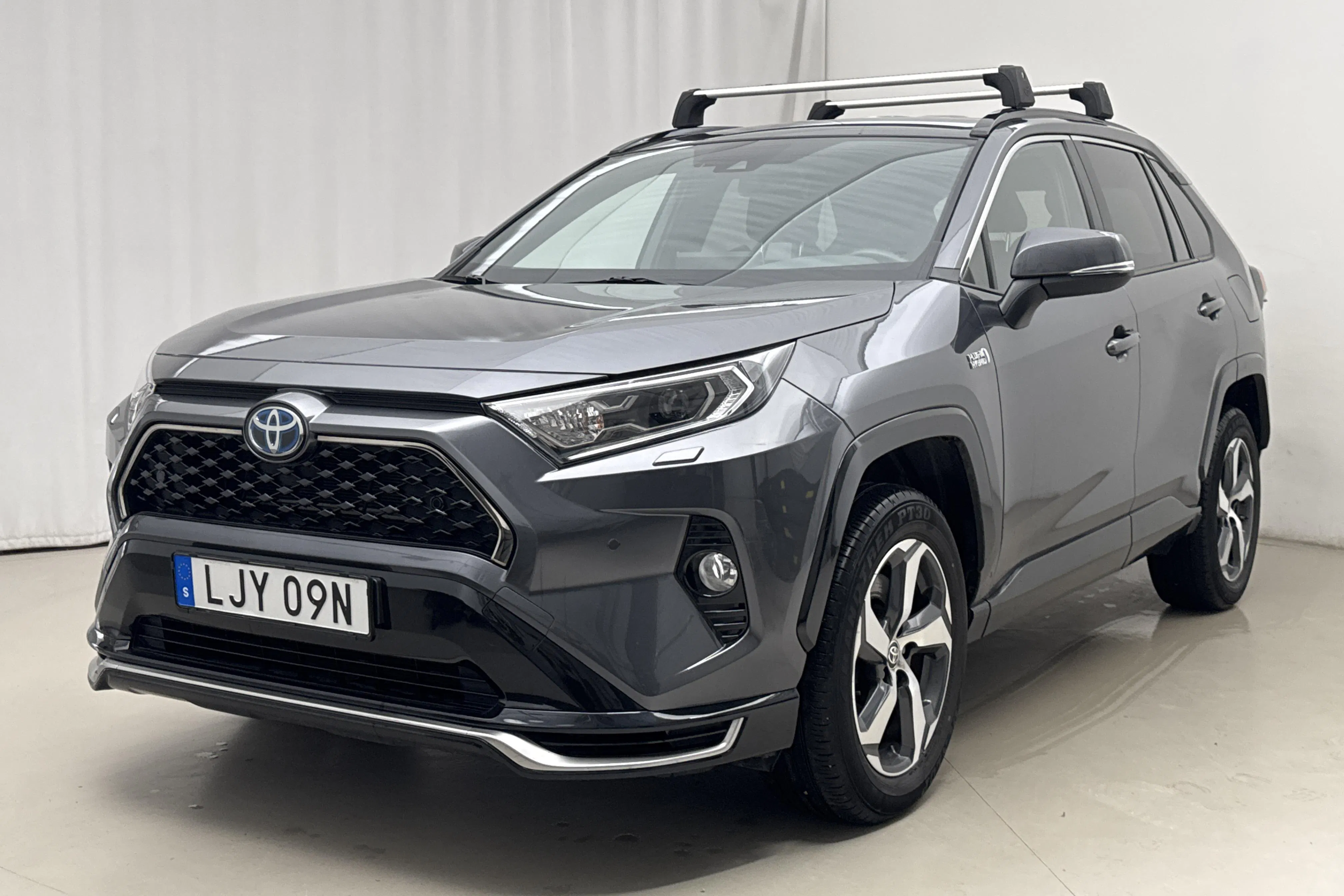 Presentationsfoto 1 av 20: Toyota RAV4 2.5 Plug-in Hybrid AWDi (306hk) - 5 825 mil - Automat - Dark Grey - 2021